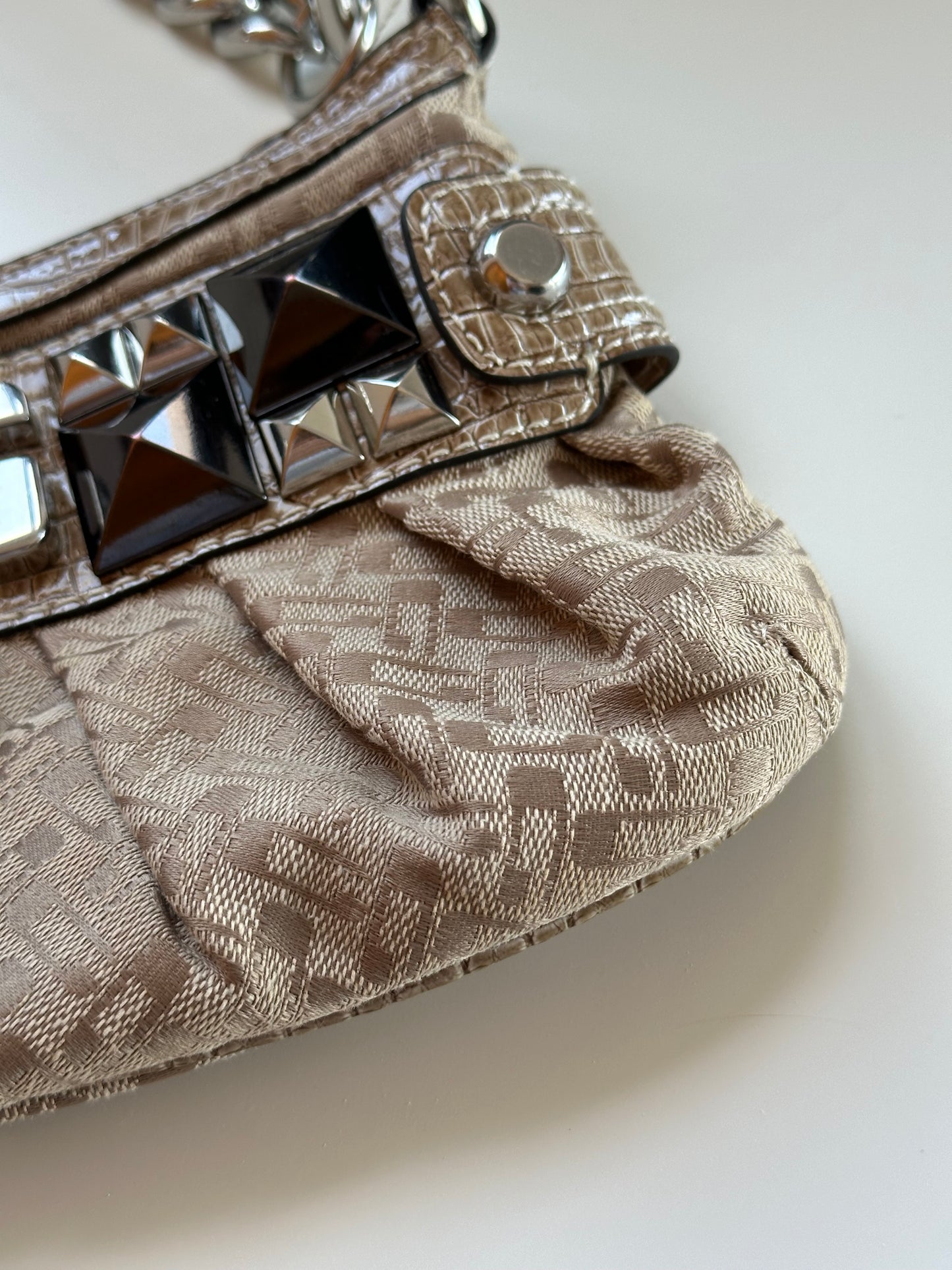 Trendy vintage Guess bag from 00s