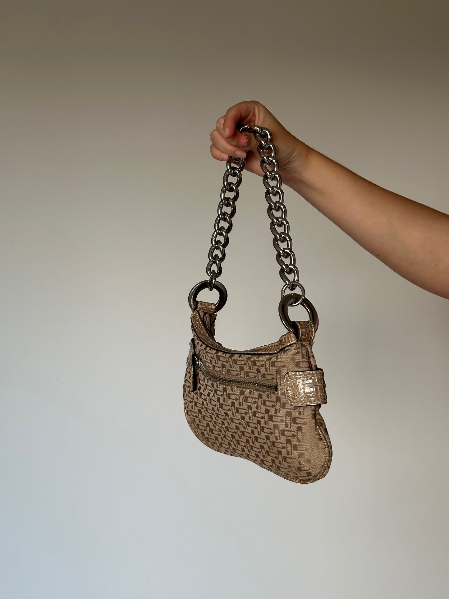 Trendy vintage Guess bag from 00s