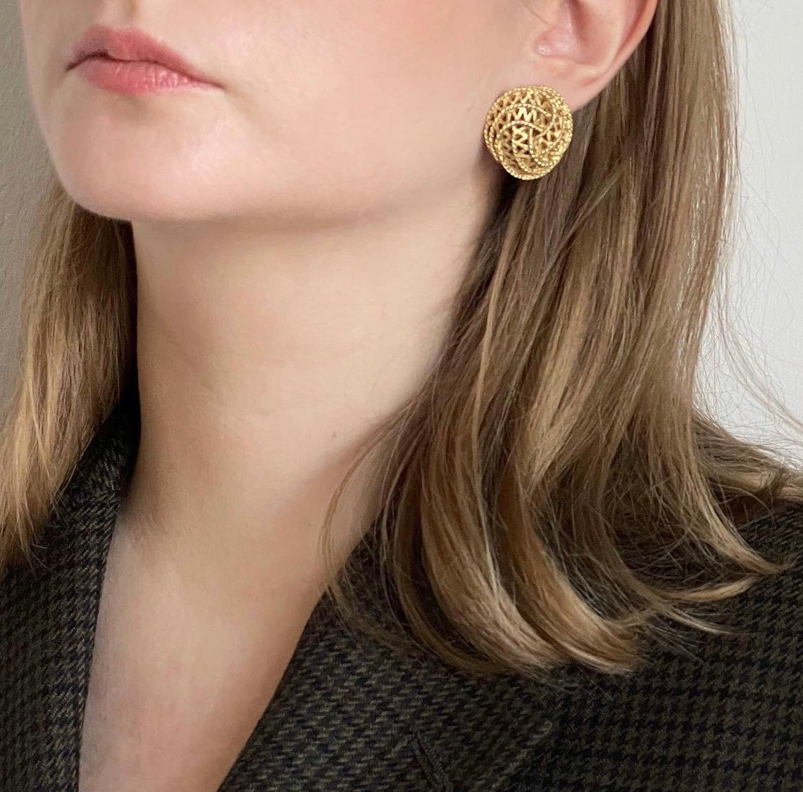 Stunning vintage elegant gold-tone clip-on earrings