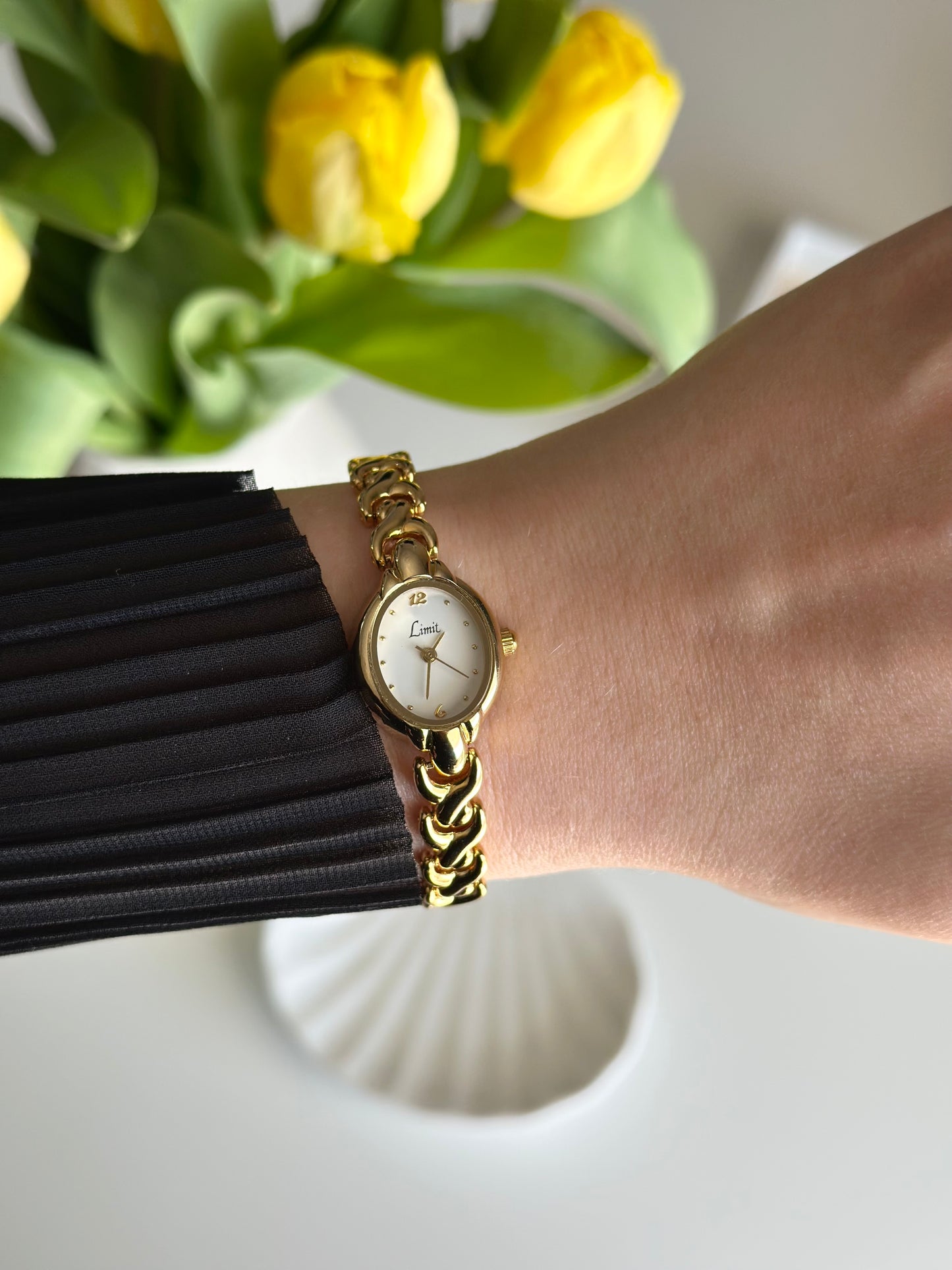 Charming vintage gold-tone watch Limit ✨
