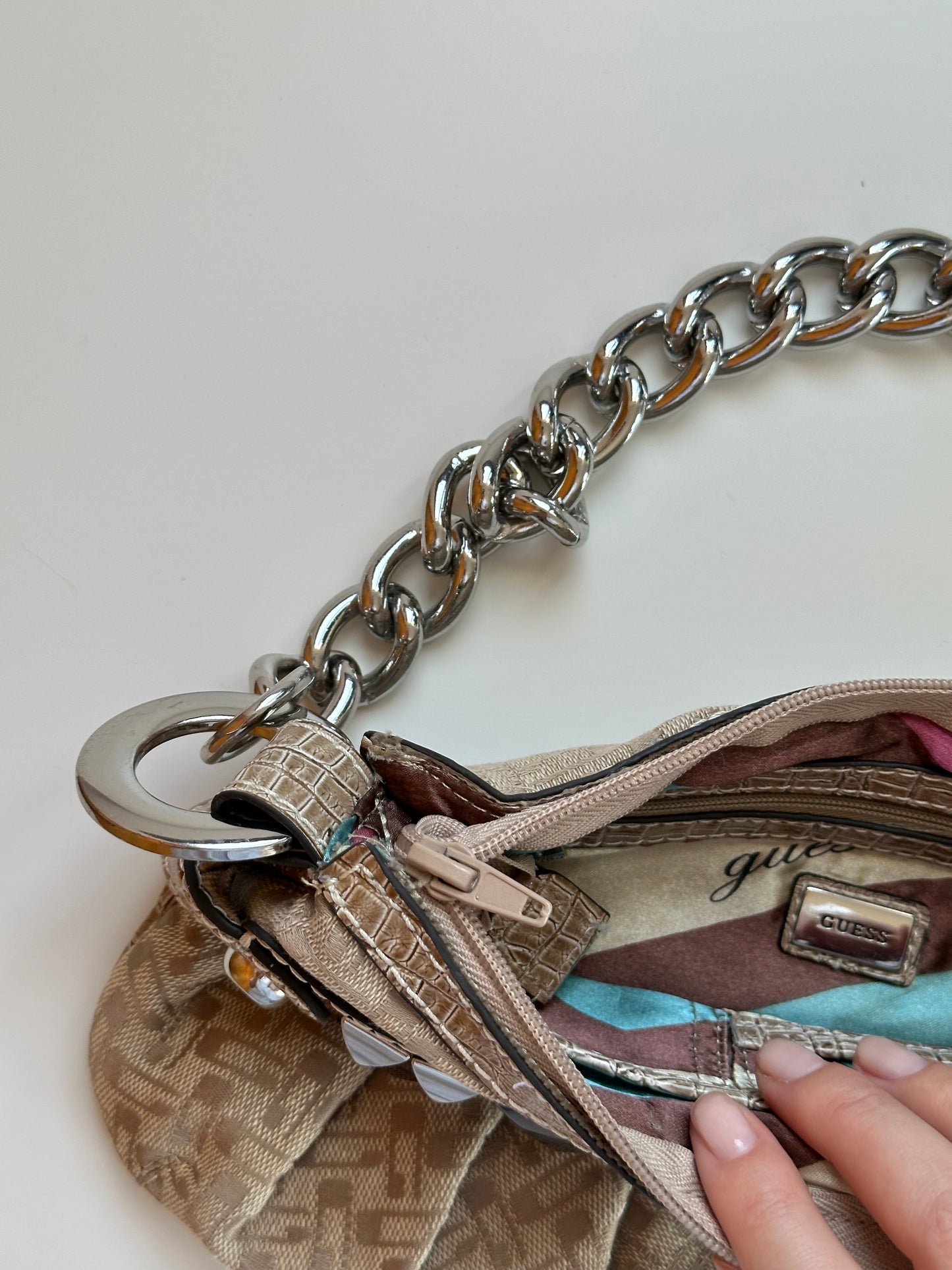 Trendy vintage Guess bag from 00s