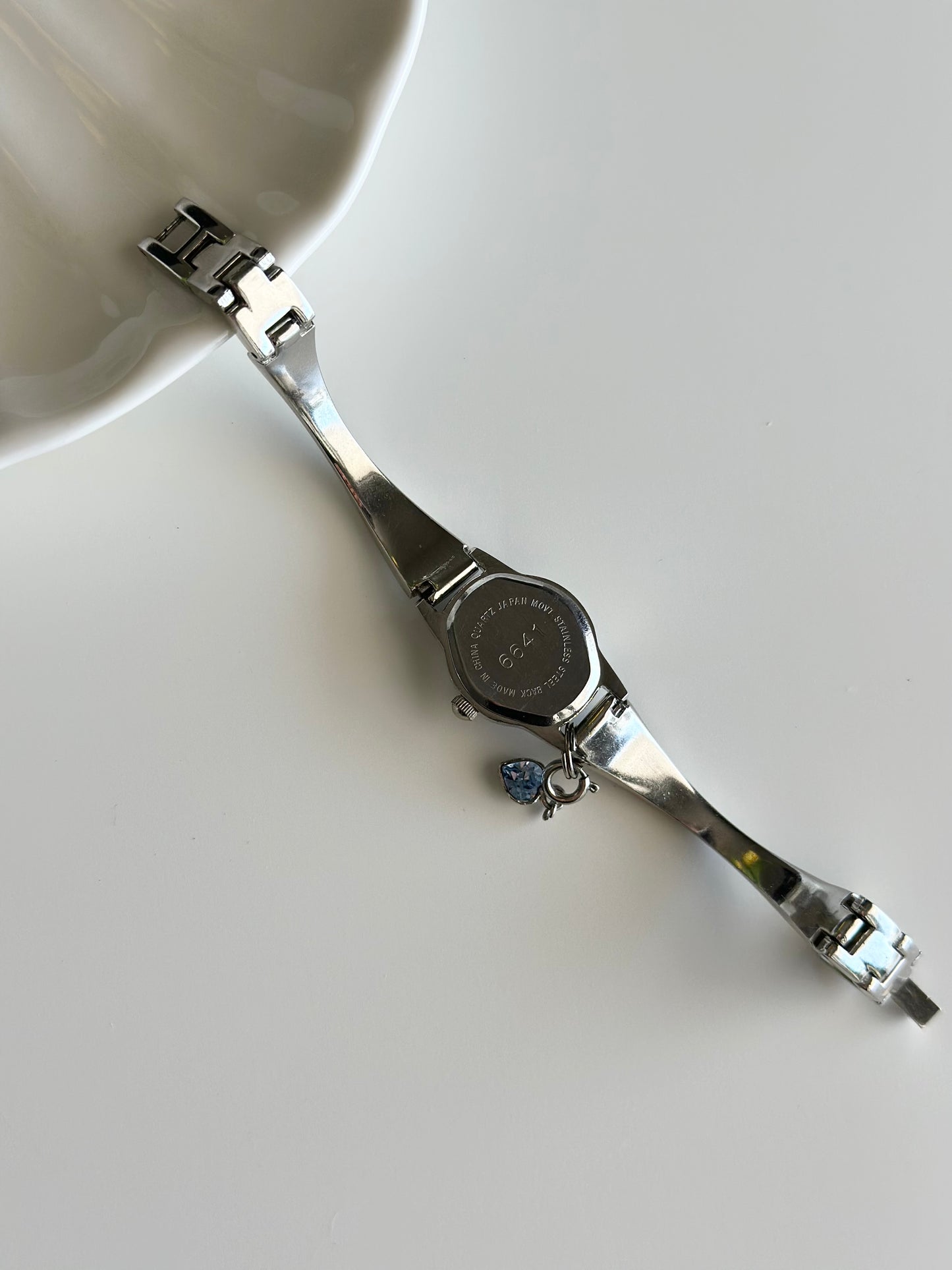 Elegant vintage silver-tone watch with a striking blue dial 🦋