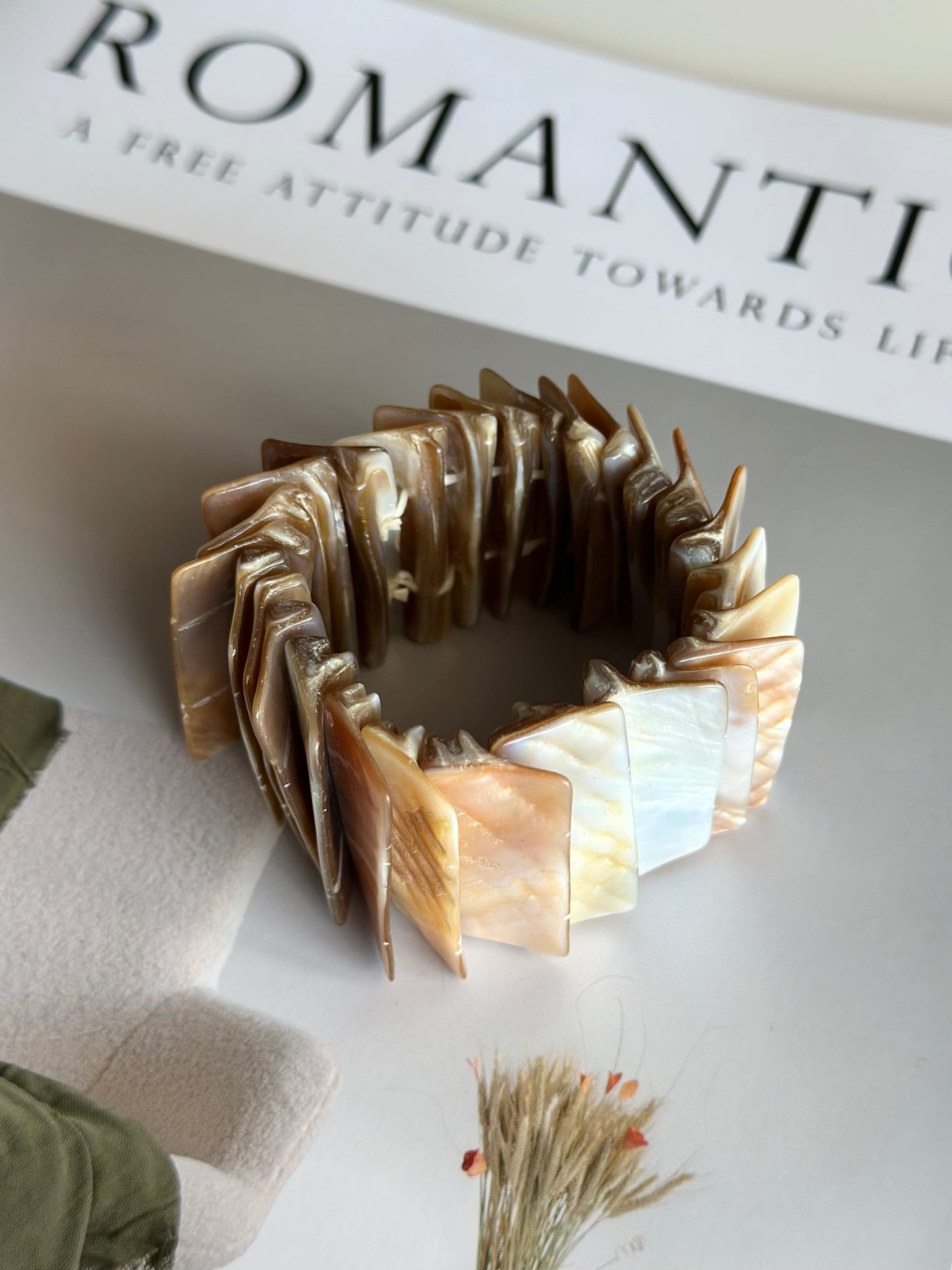 Natural mother-of-pearl vintage stretch bracelet