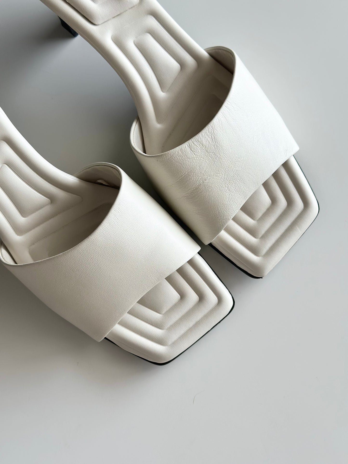 Chic Mango leather mules