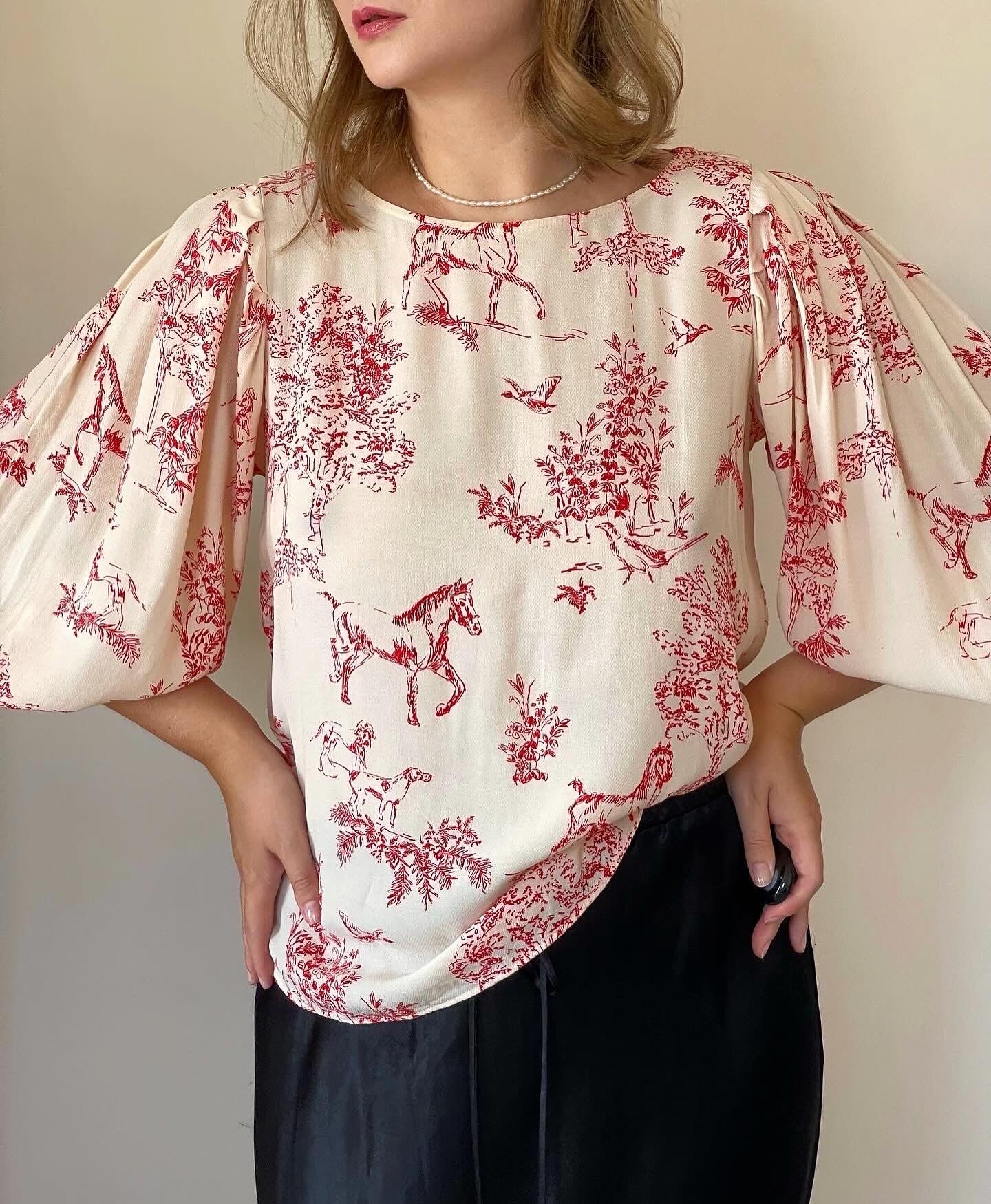 Incredible viscose blouse with puff sleeves