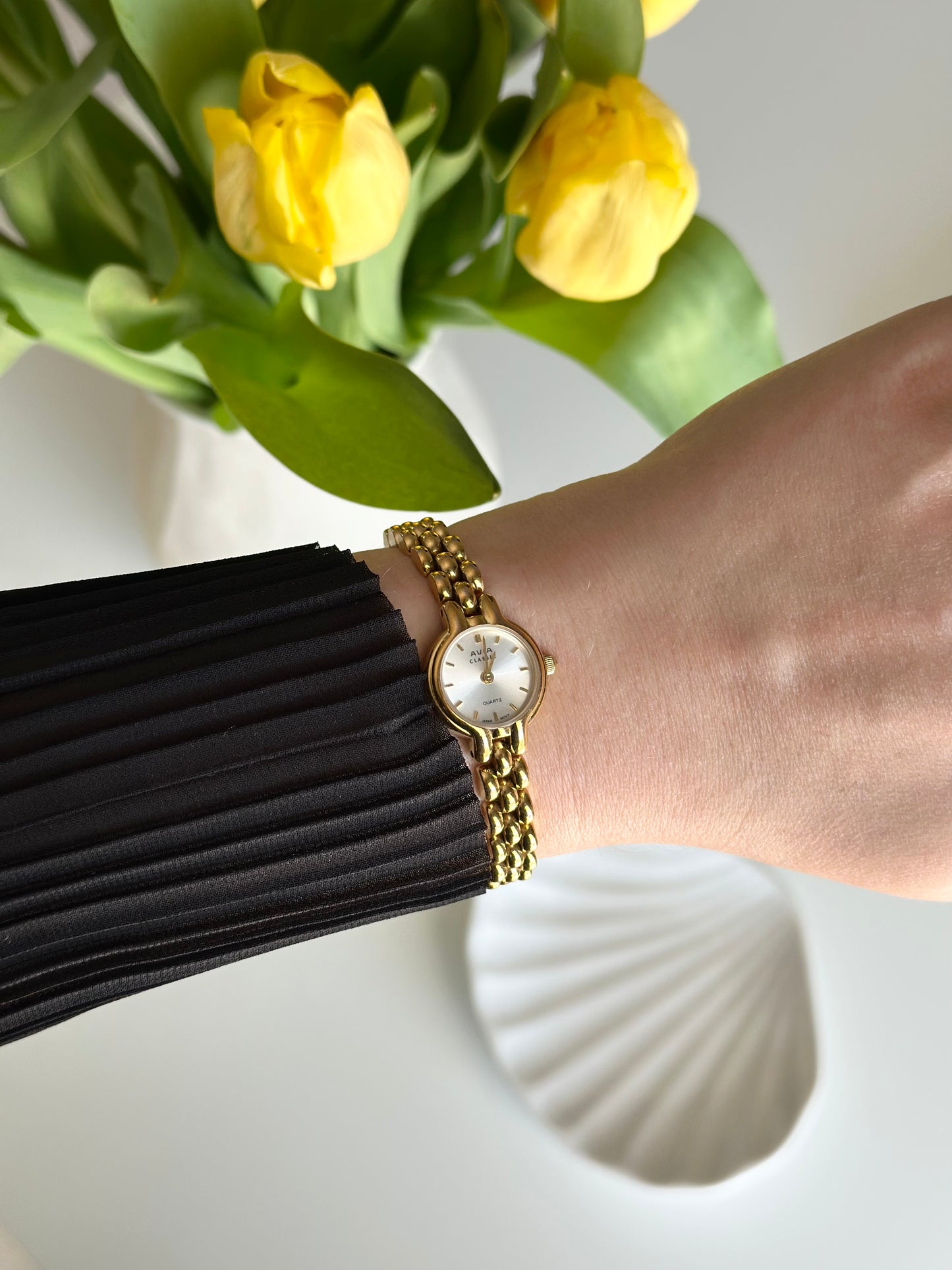 Incredible vintage gold-tone watch from the 1990s Avia Classic