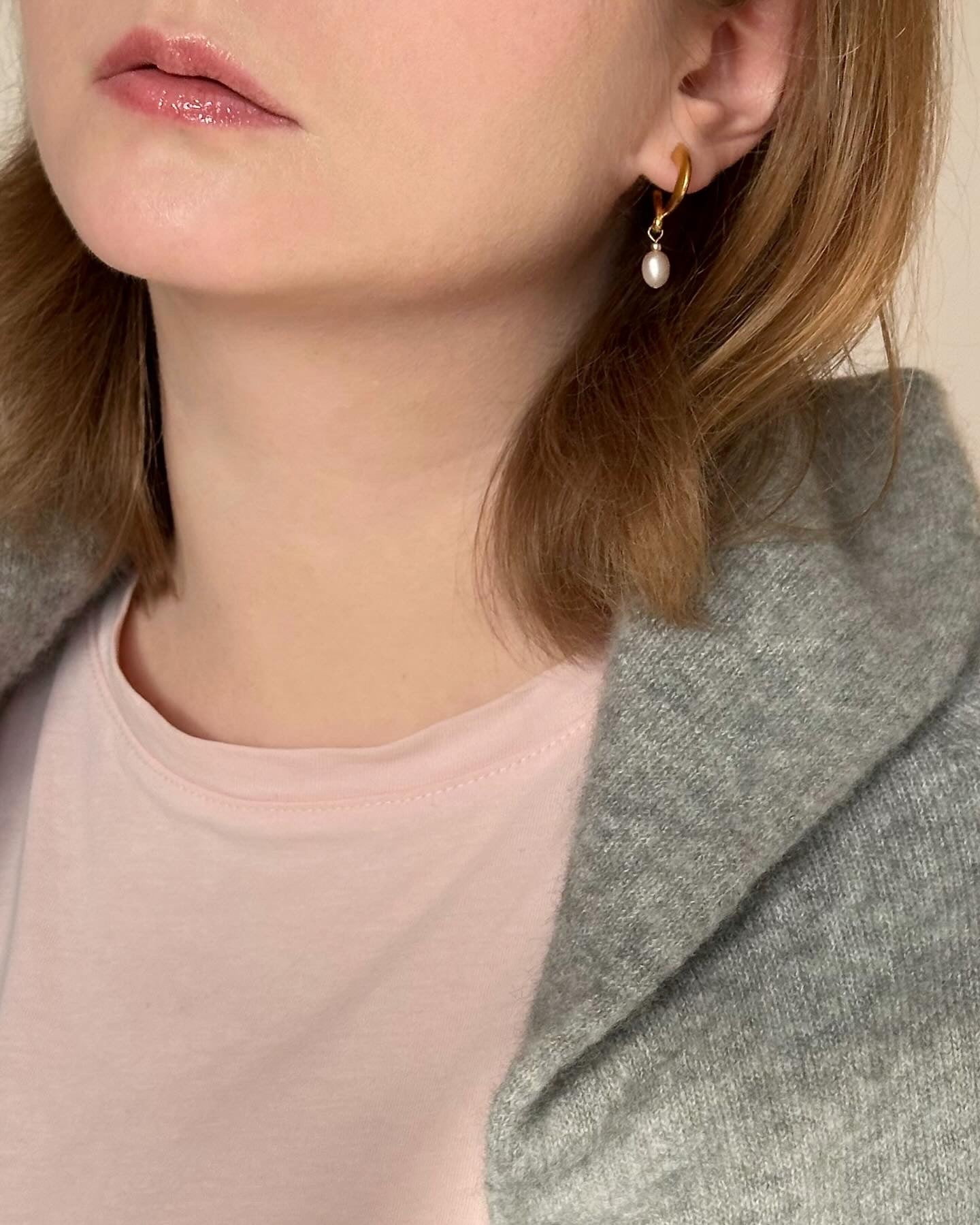 Lovely vintage faux pearl gold-tone earrings