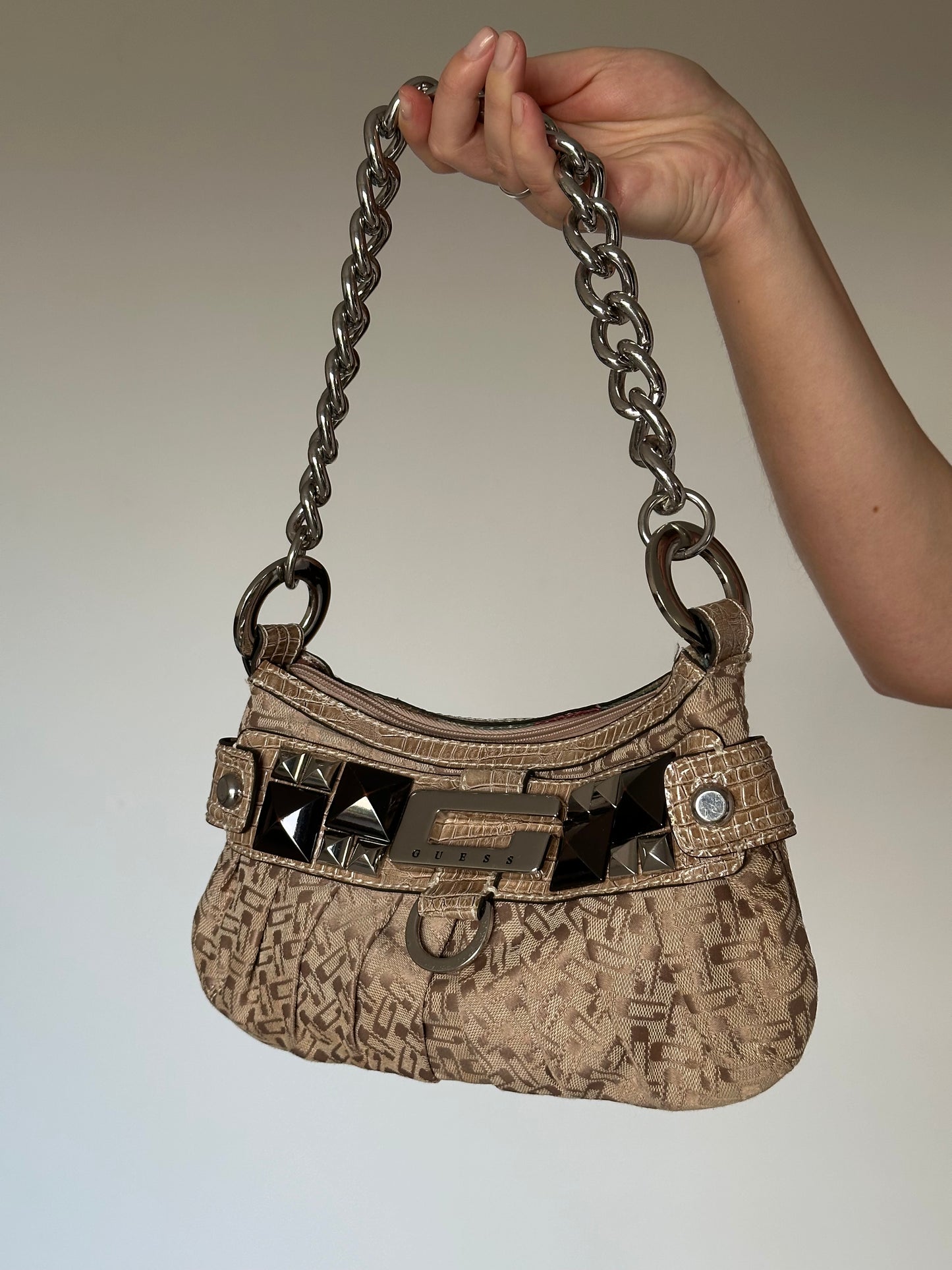 Trendy vintage Guess bag from 00s
