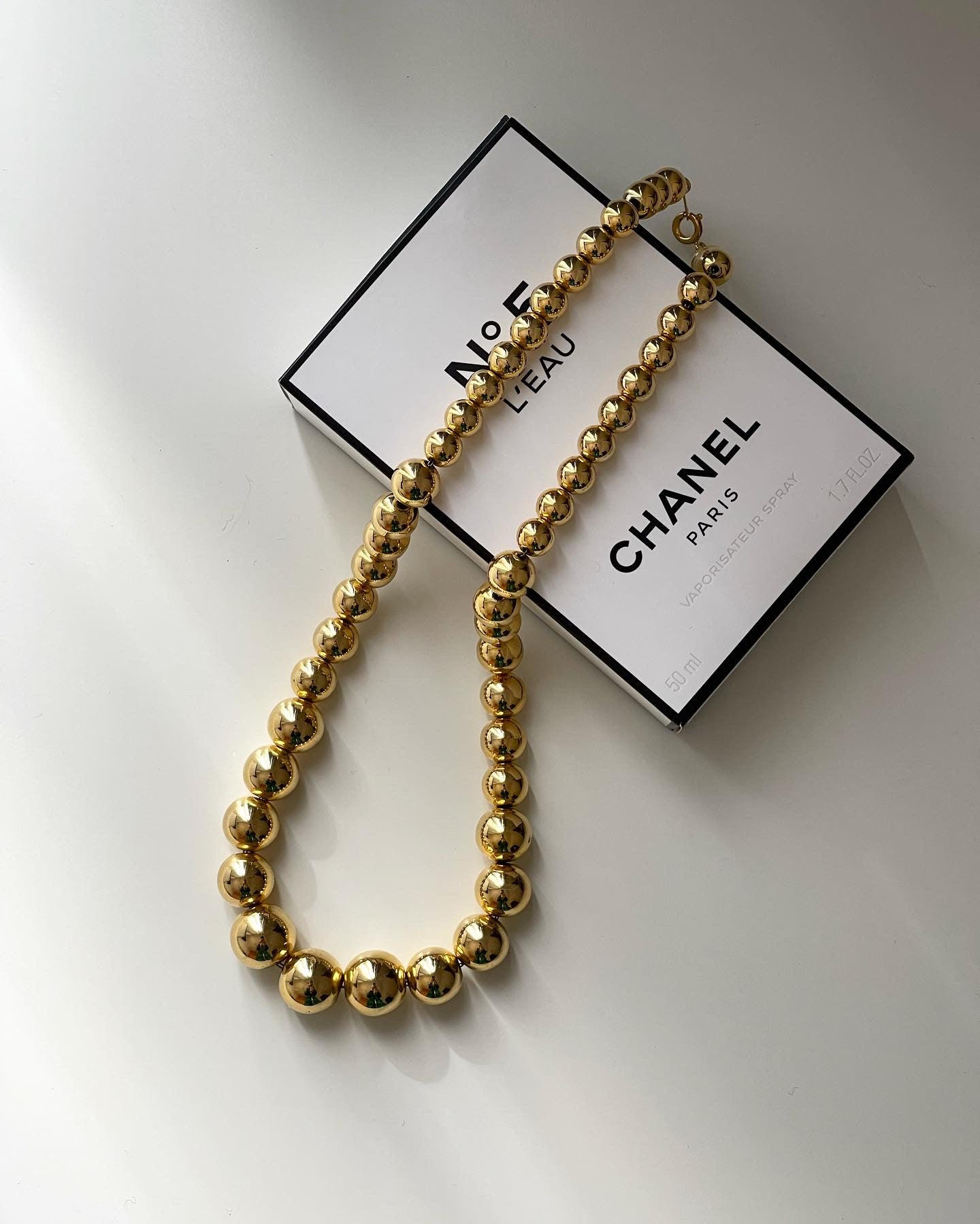 Lovely vintage gold-tone necklace in a simple beaded design (metal+plastic)