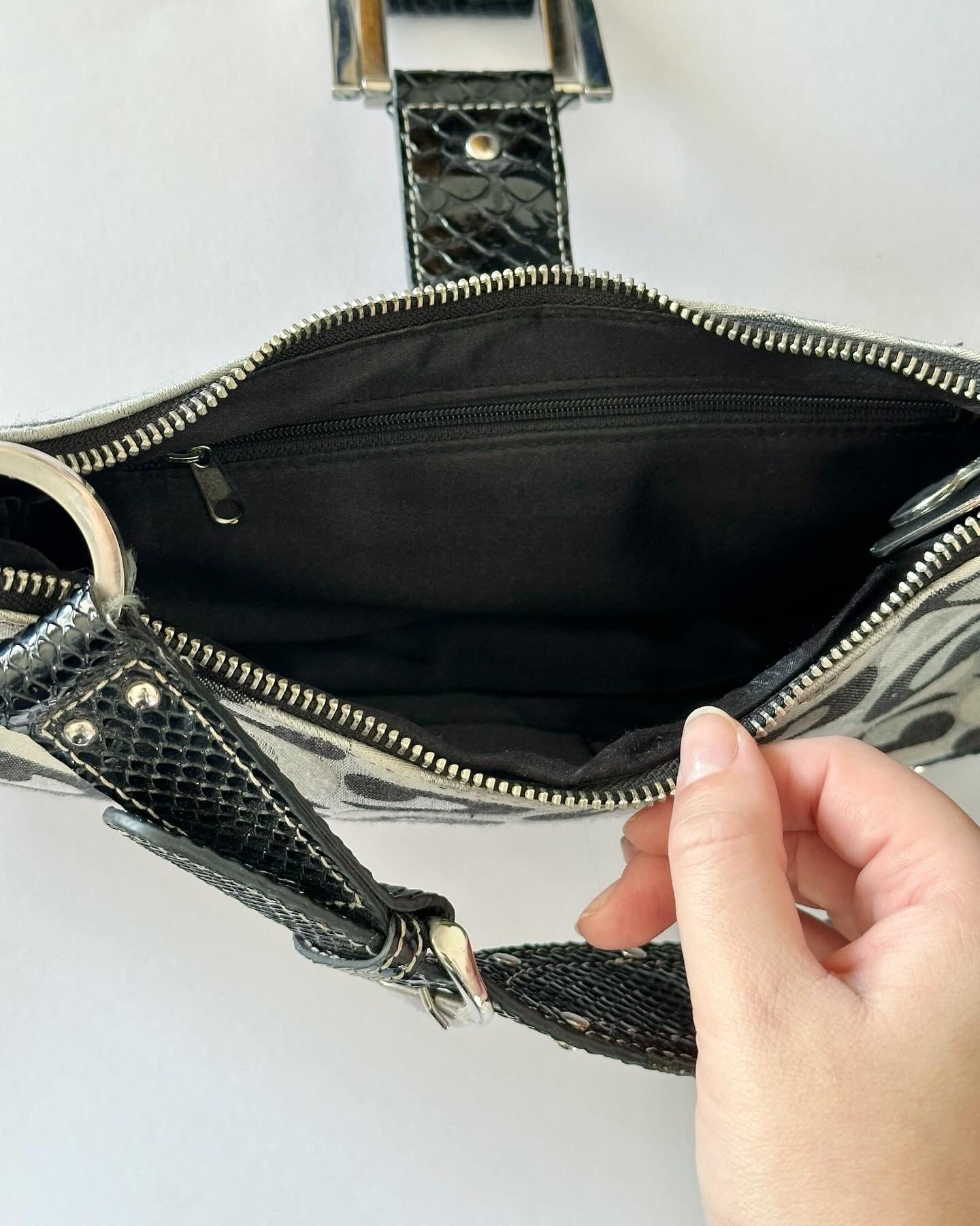 Super trendy vintage Guess bag with monogram print from 00s
