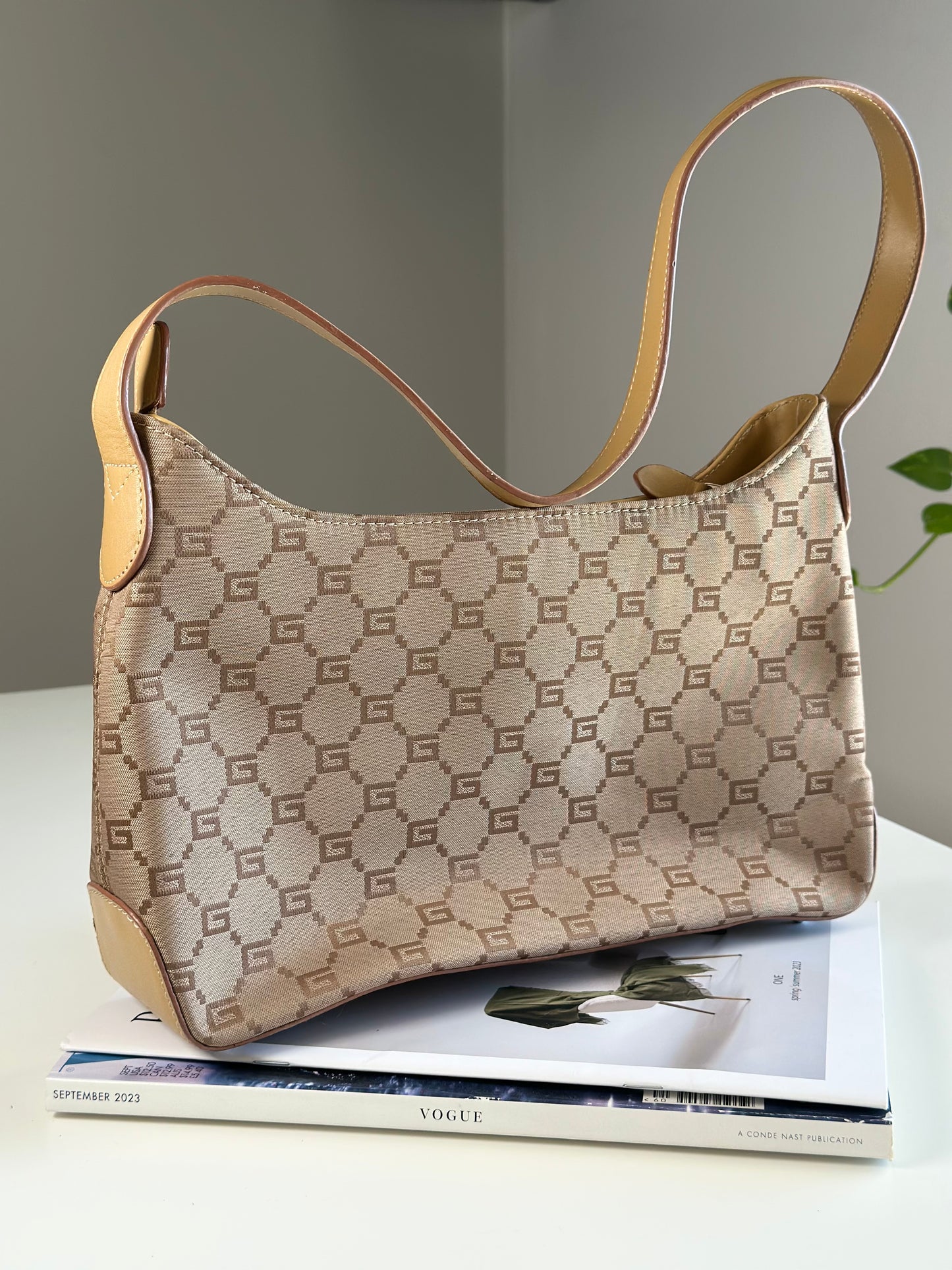 Charming vintage beige shoulder bag