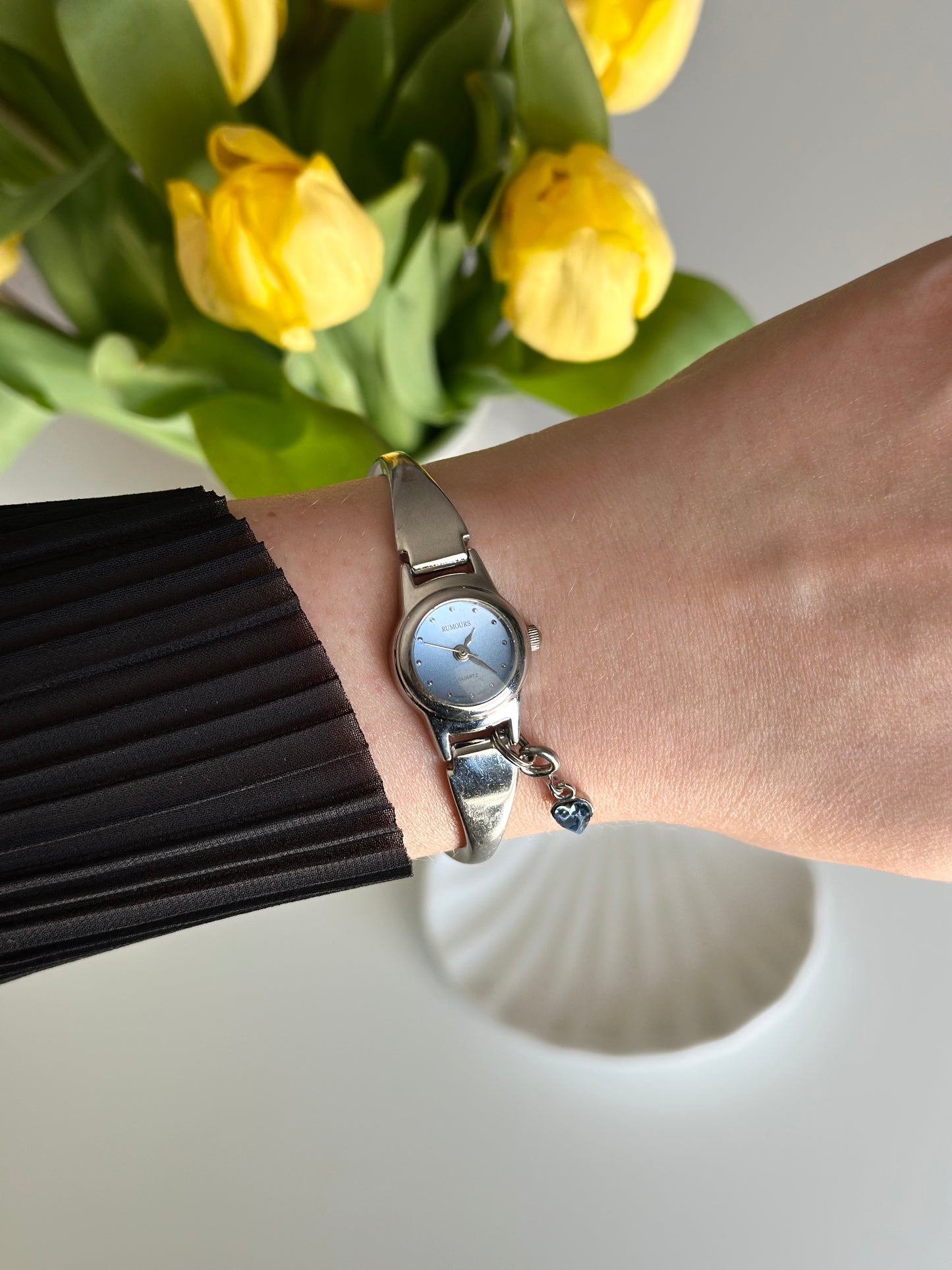 Elegant vintage silver-tone watch with a striking blue dial 🦋