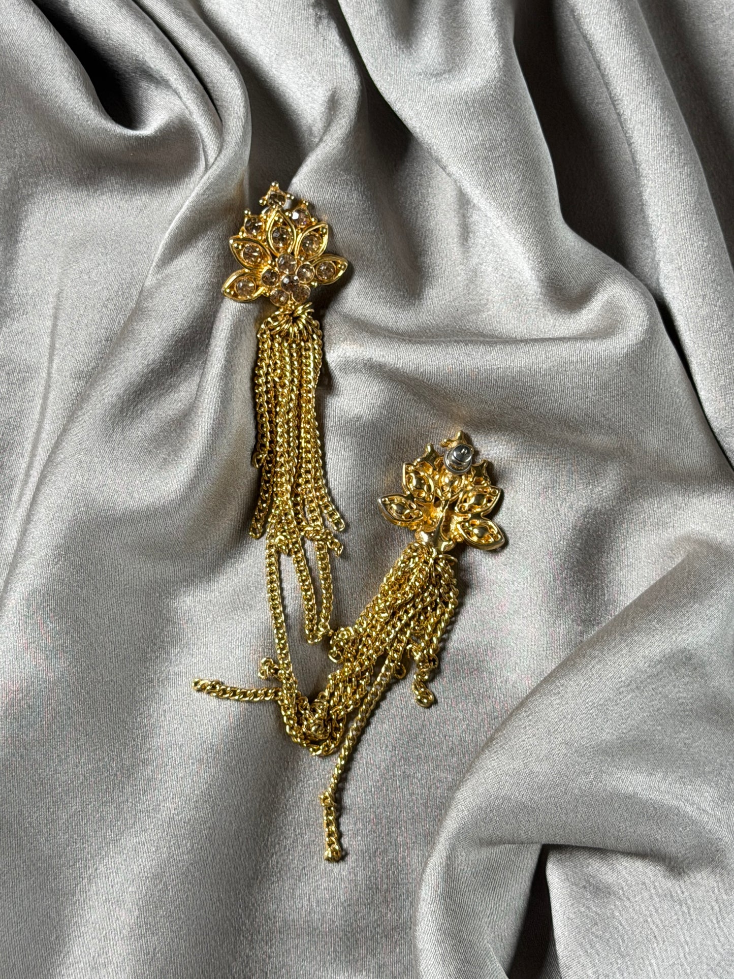 Stunning vintage earrings with a glamorous gold-tone design