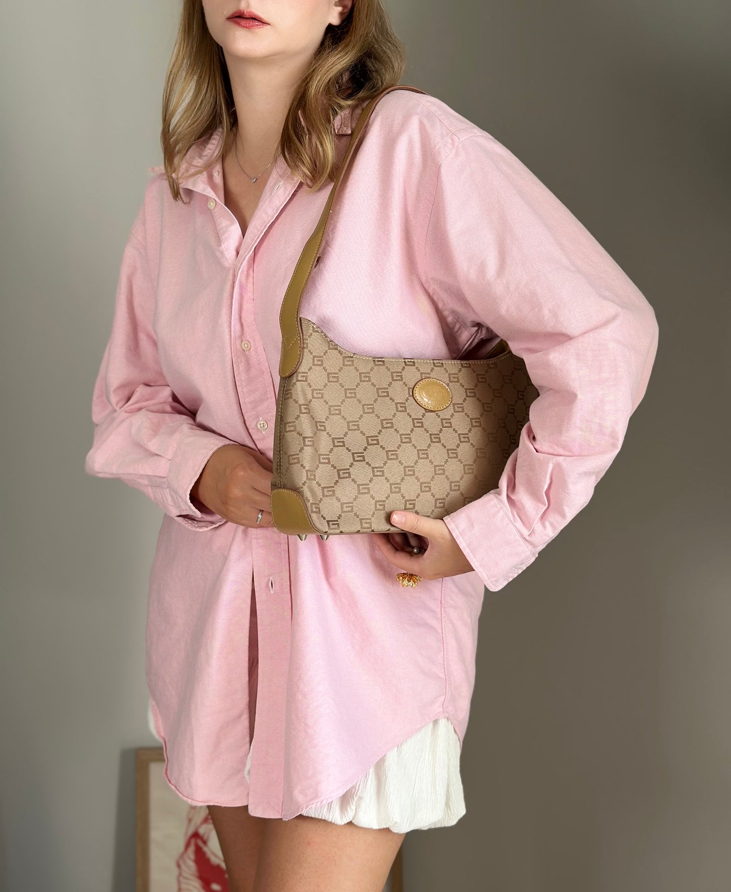 Charming vintage beige shoulder bag
