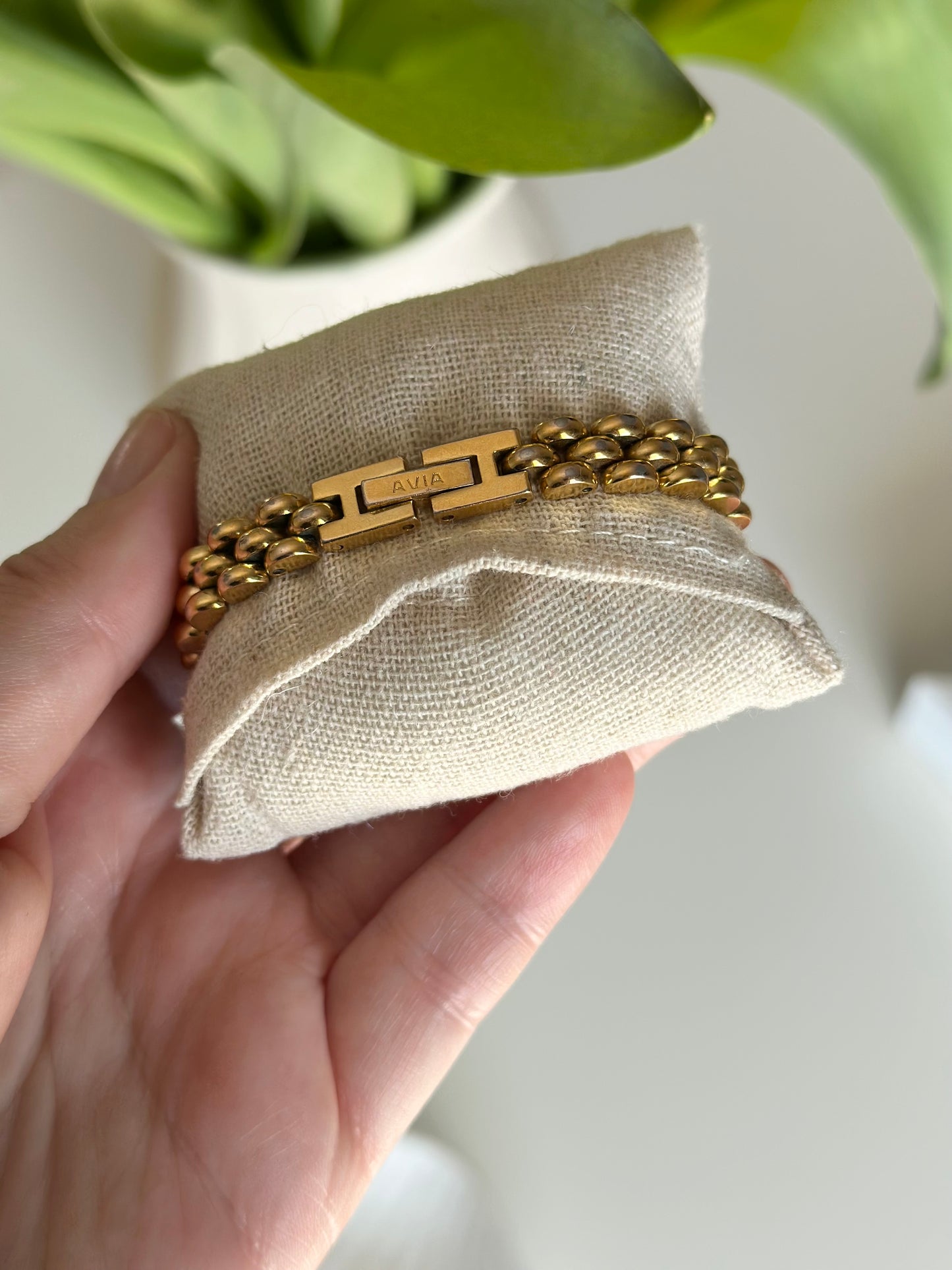 Incredible vintage gold-tone watch from the 1990s Avia Classic