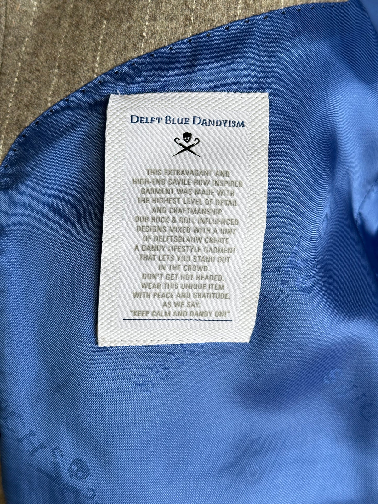 Timeless wool blazer with blue lining