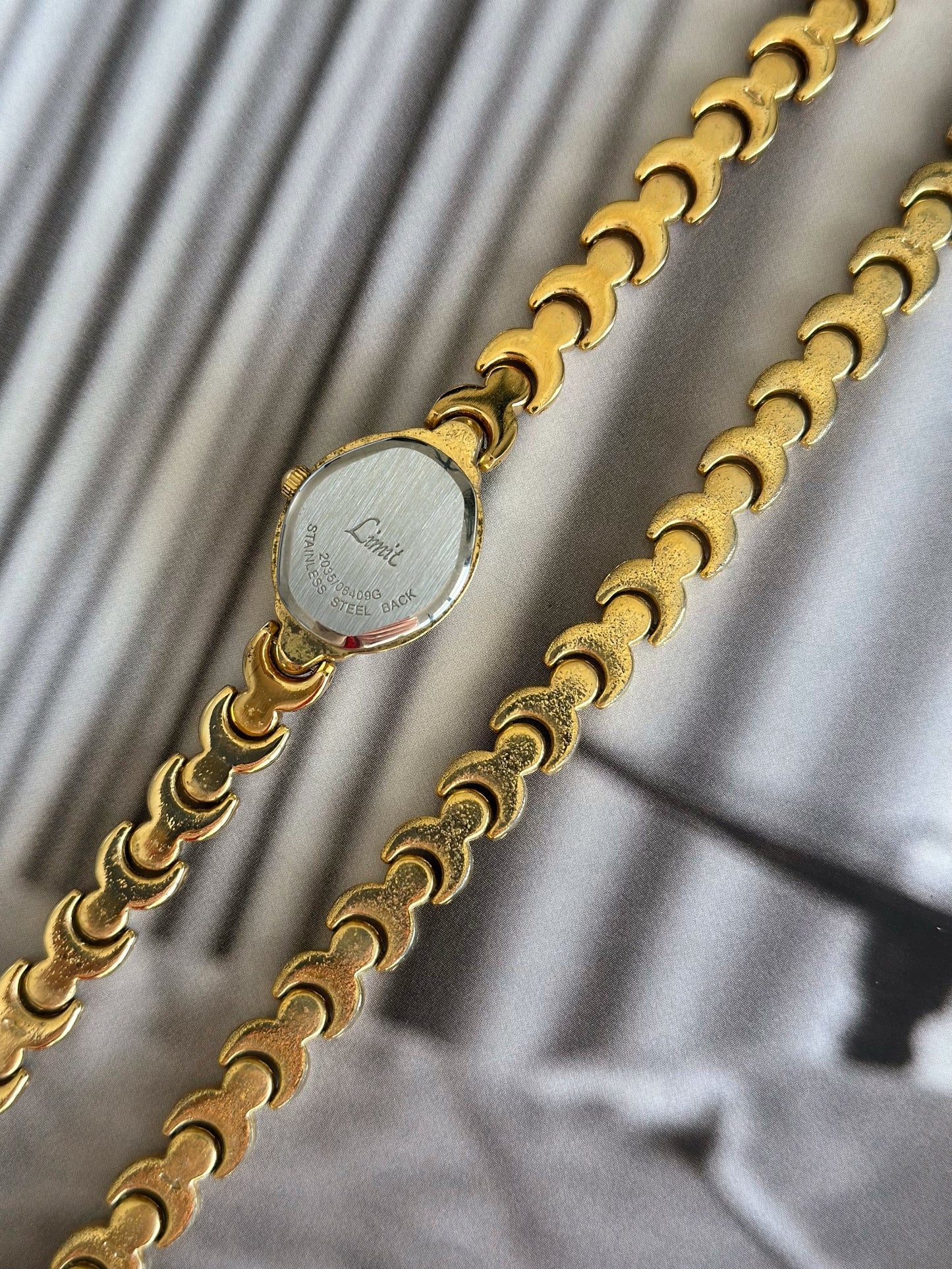 Stunning vintage gold-tone watch and bracelet set Limit