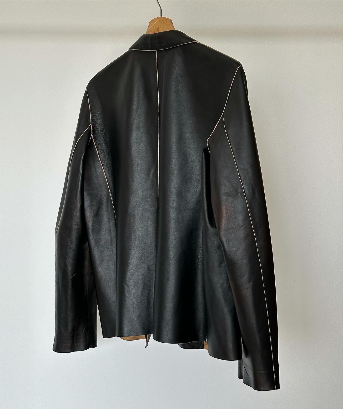 Stunning vintage leather jacket 💔