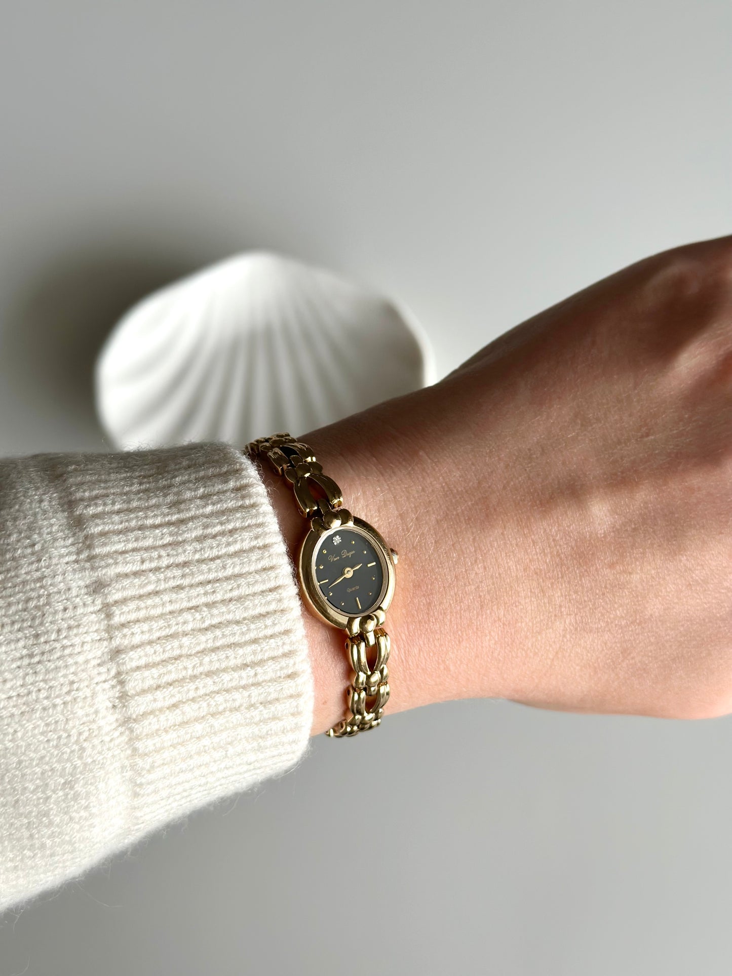 Incredible vintage gold-tone watch with black dial (1990s)