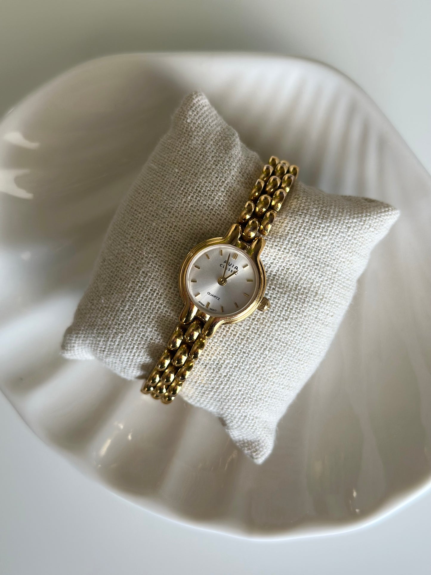 Incredible vintage gold-tone watch from the 1990s Avia Classic