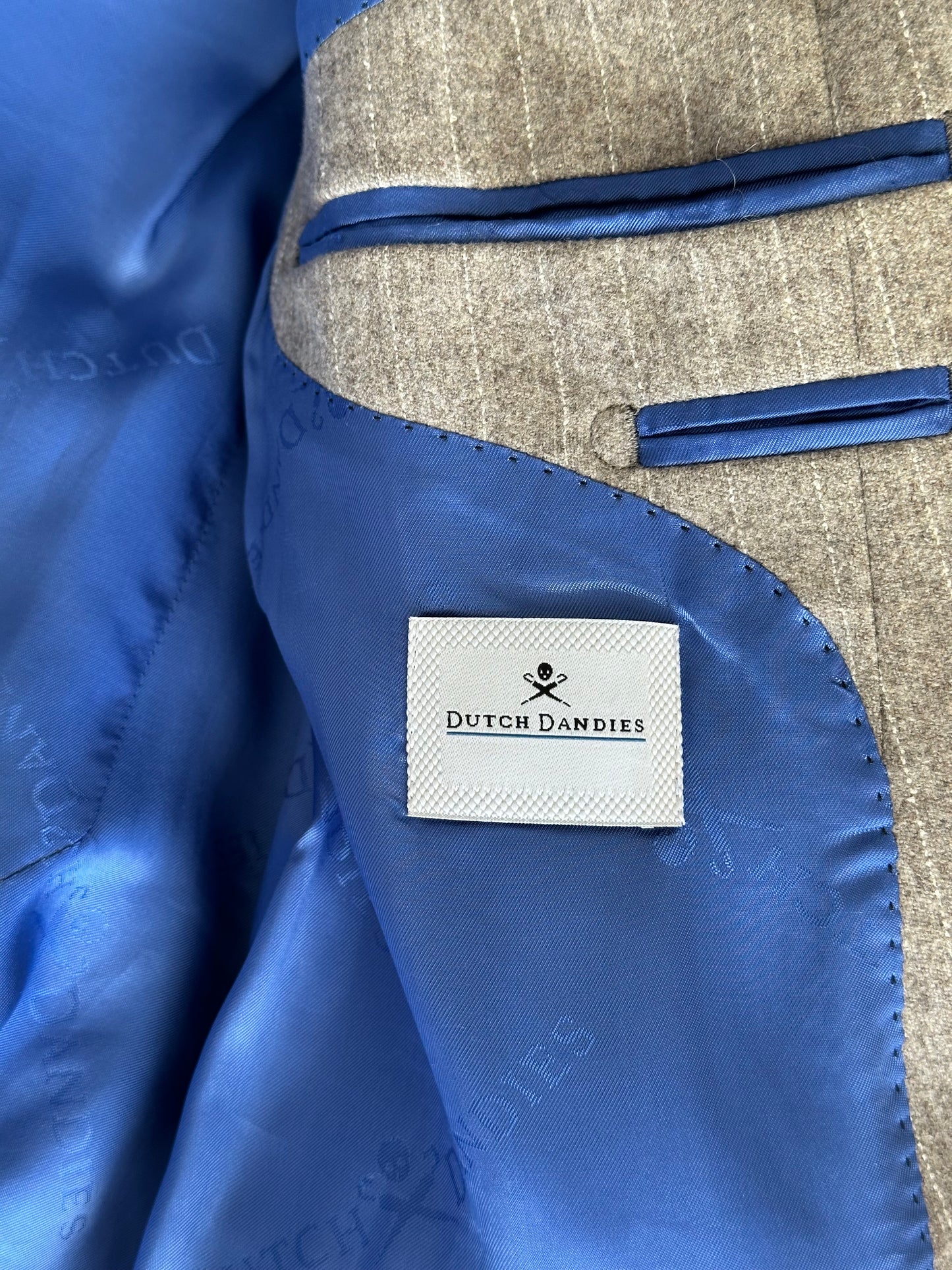 Timeless wool blazer with blue lining