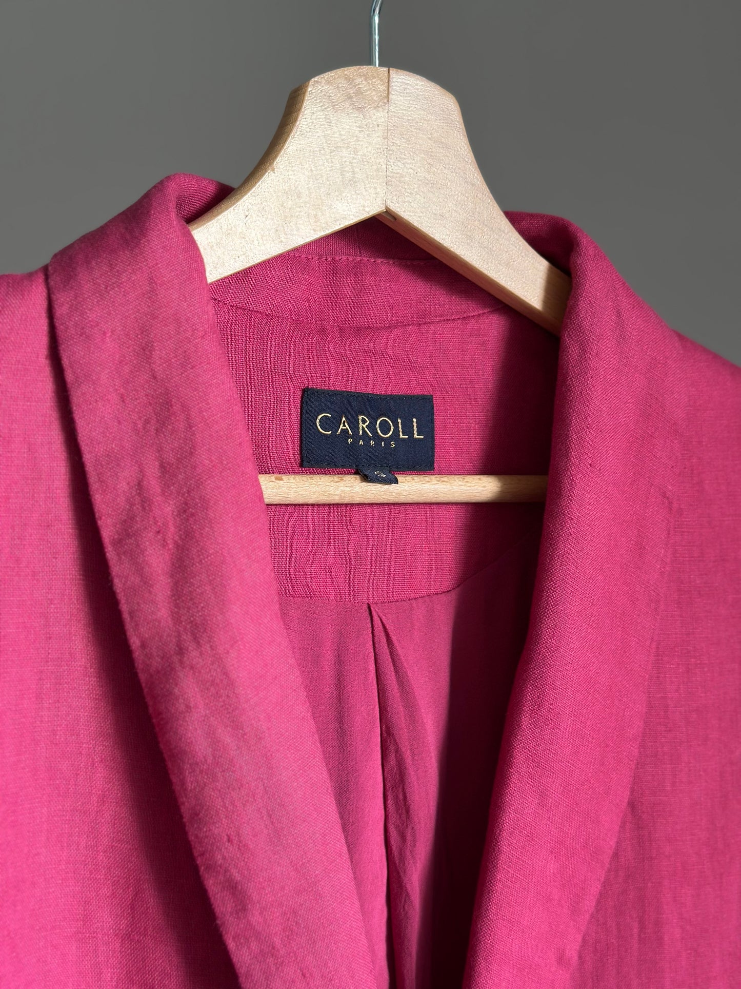 Stunning vintage Caroll blazer in a vibrant fuchsia pink