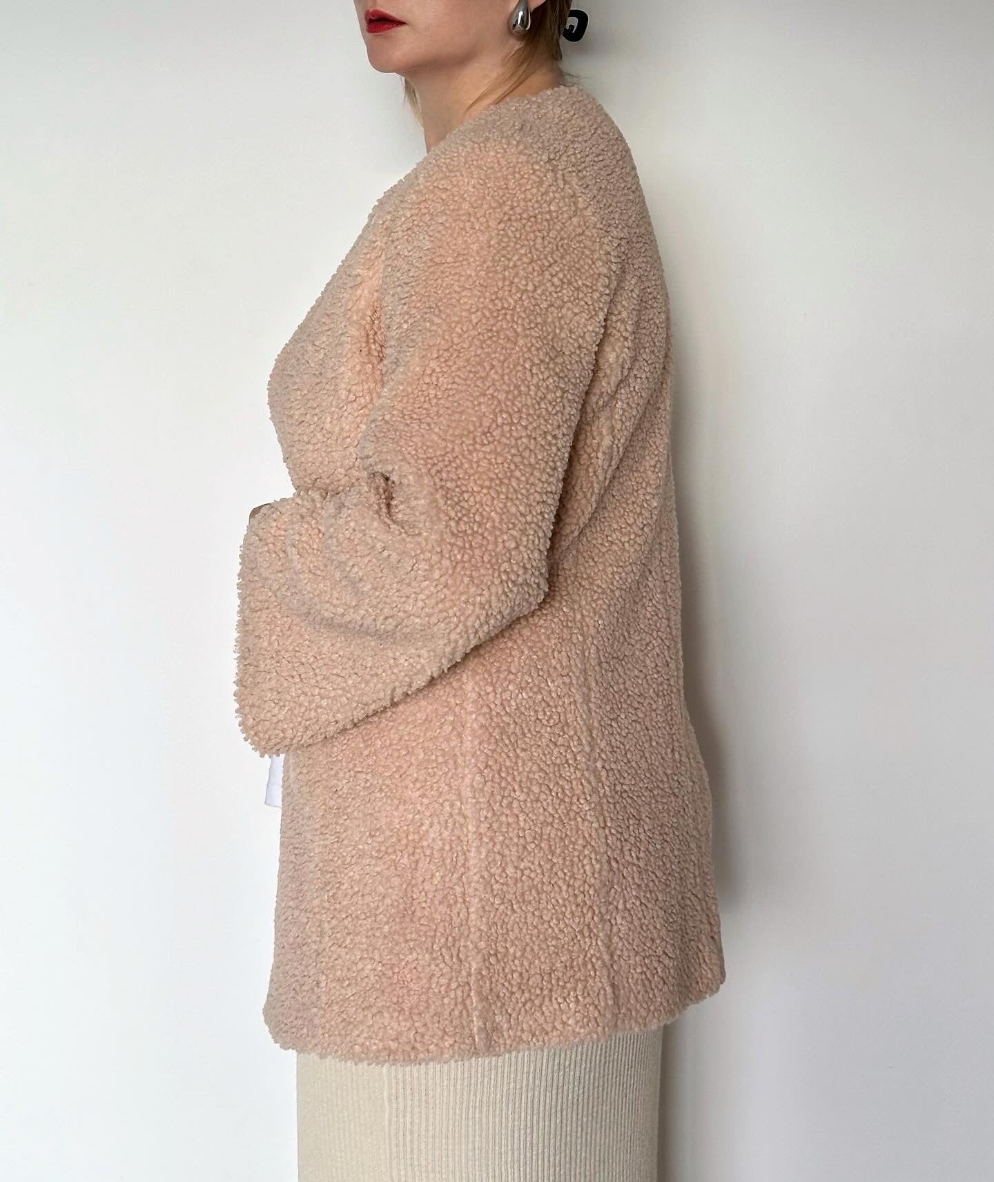 Vintage coat in teddy fabric with beautiful pearl buttons
