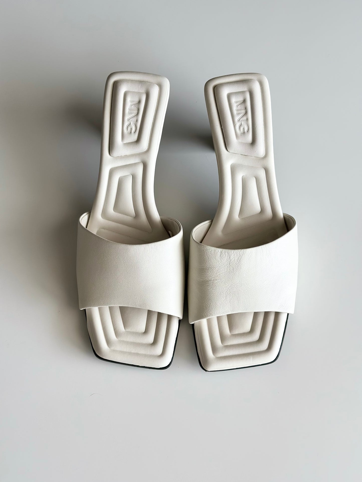 Chic Mango leather mules