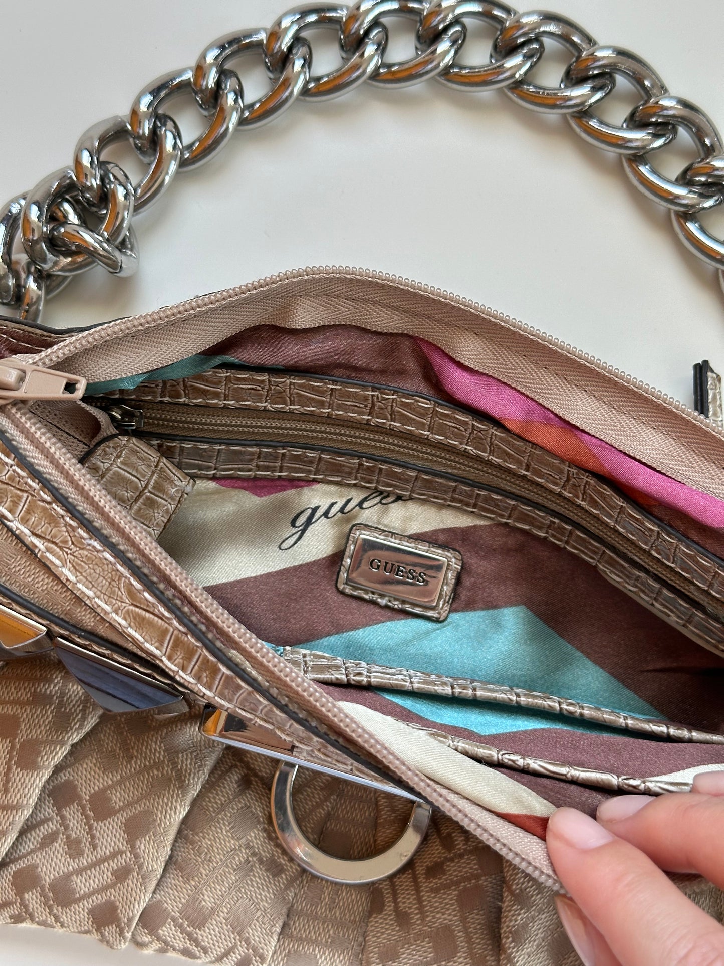 Trendy vintage Guess bag from 00s