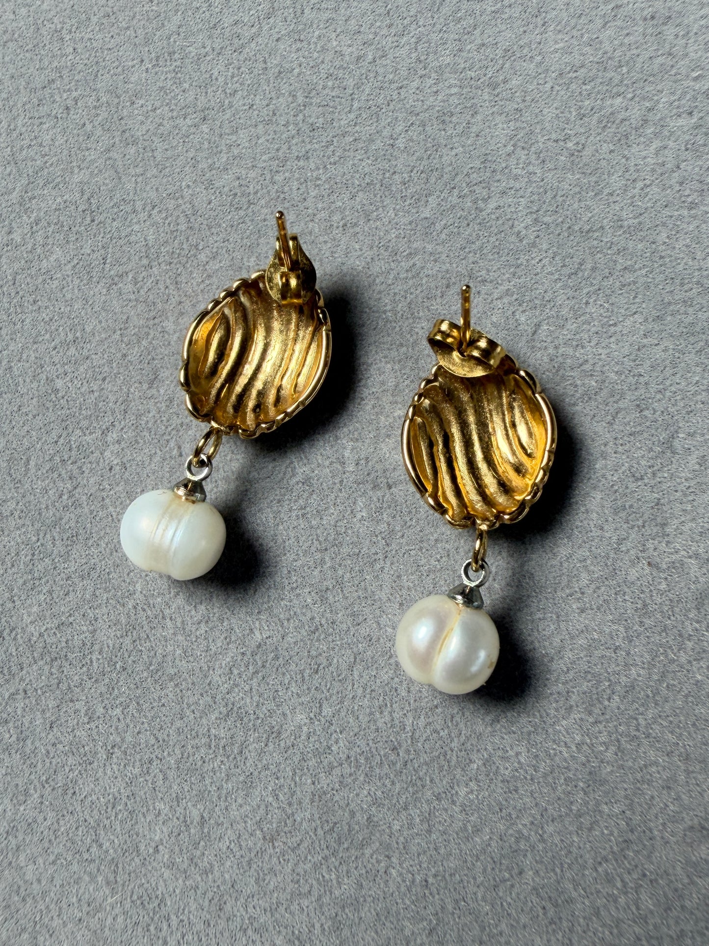 Elegant vintage earrings with natural pearl