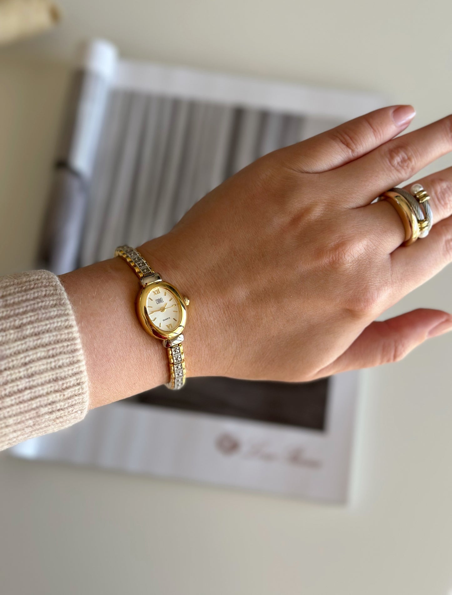 Charming two-toned vintage watch Carvel ✨