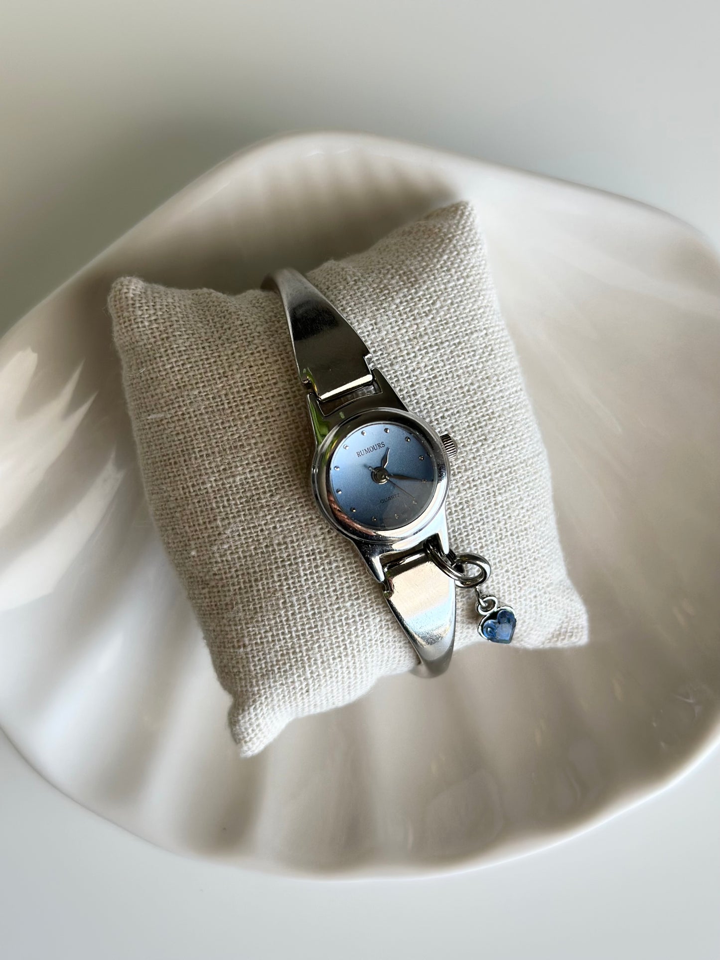 Elegant vintage silver-tone watch with a striking blue dial 🦋