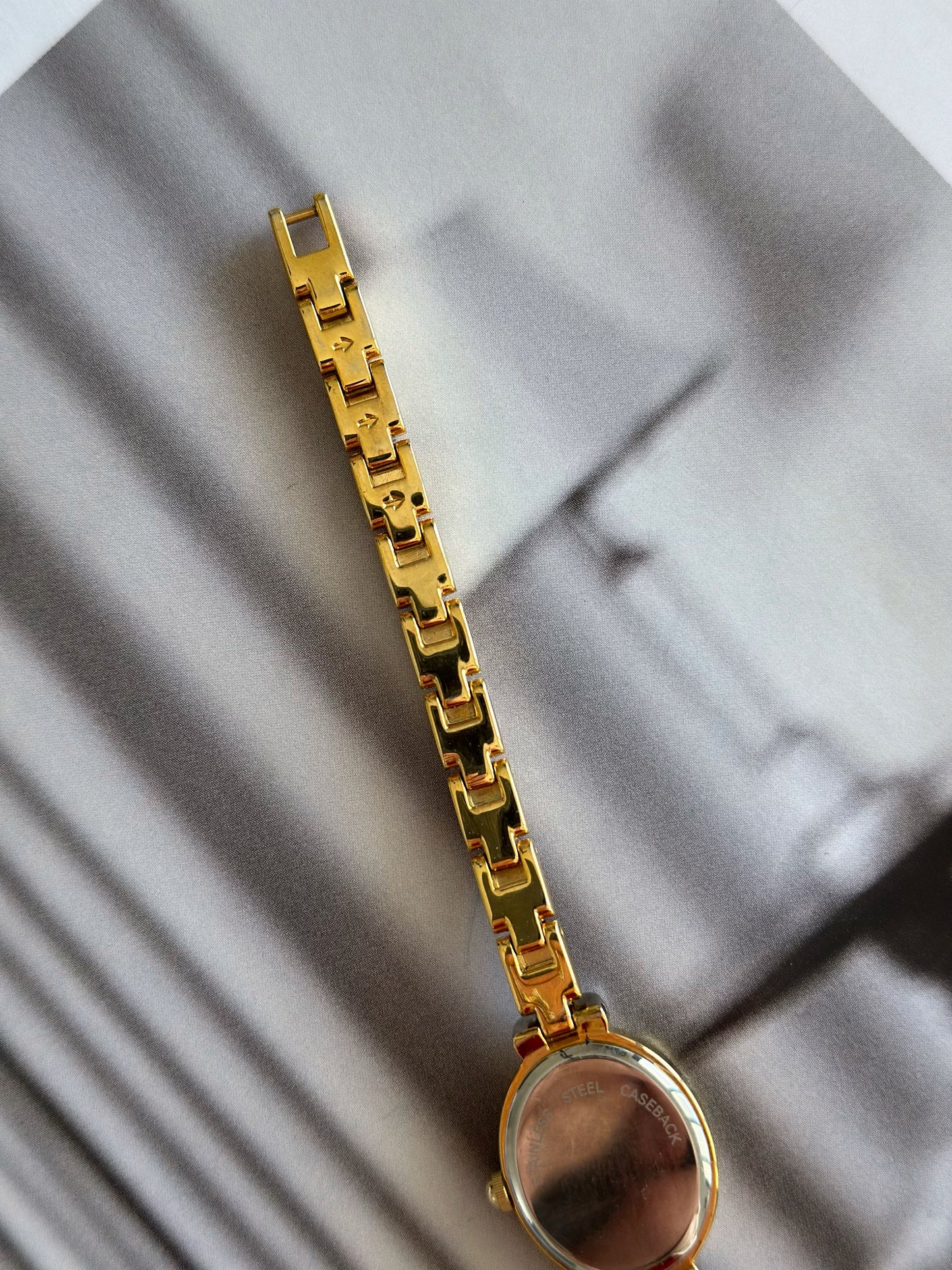 Charming two-toned vintage watch Carvel ✨