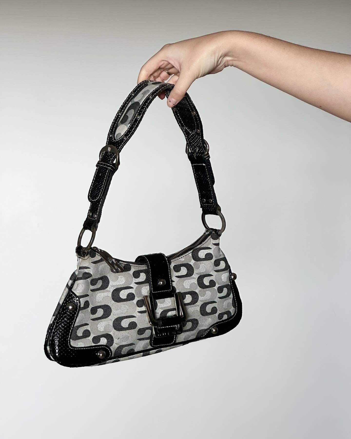 Super trendy vintage Guess bag with monogram print from 00s
