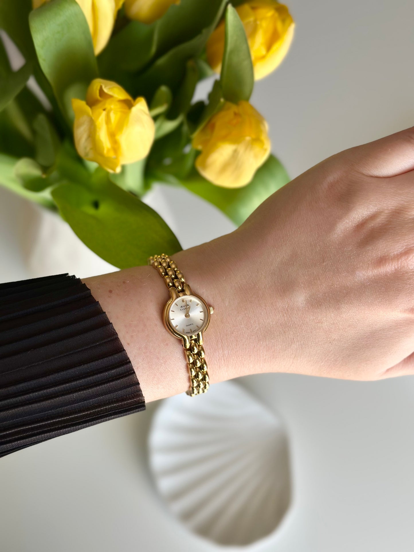 Incredible vintage gold-tone watch from the 1990s Avia Classic
