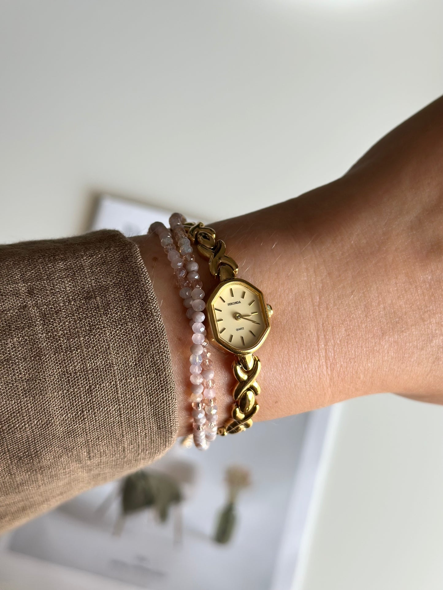 Elegant Sekonda gold-tone watch