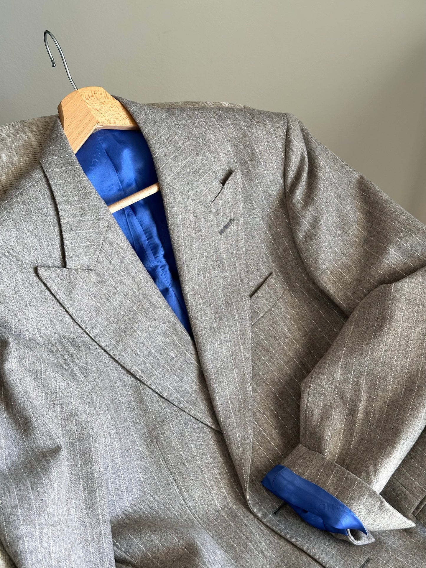 Timeless wool blazer with blue lining