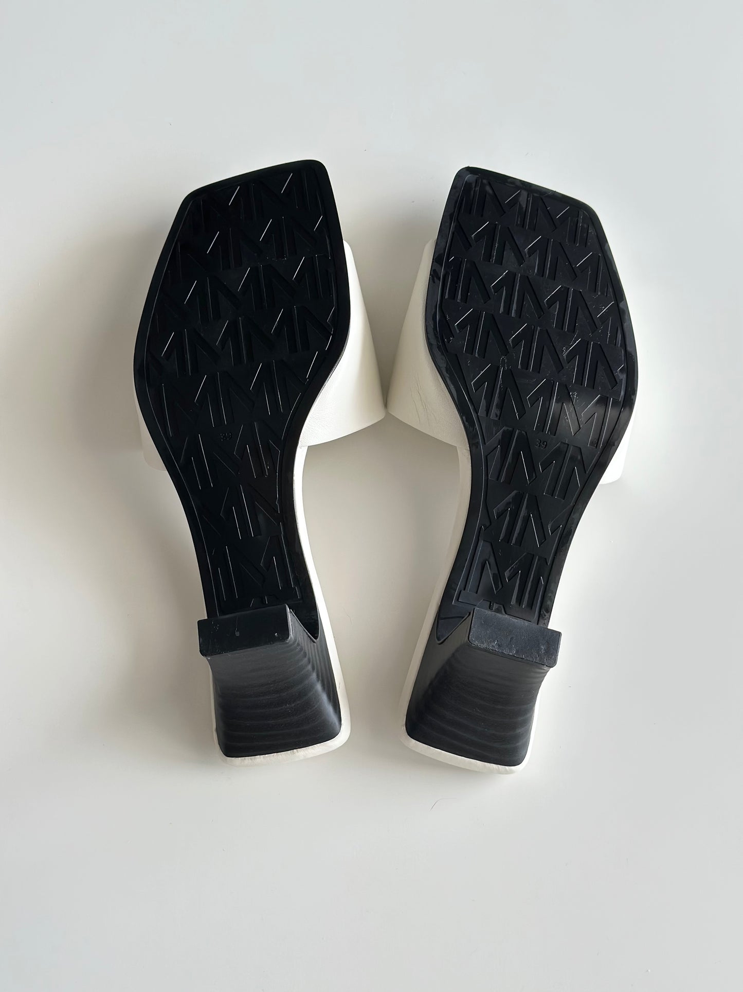 Chic Mango leather mules