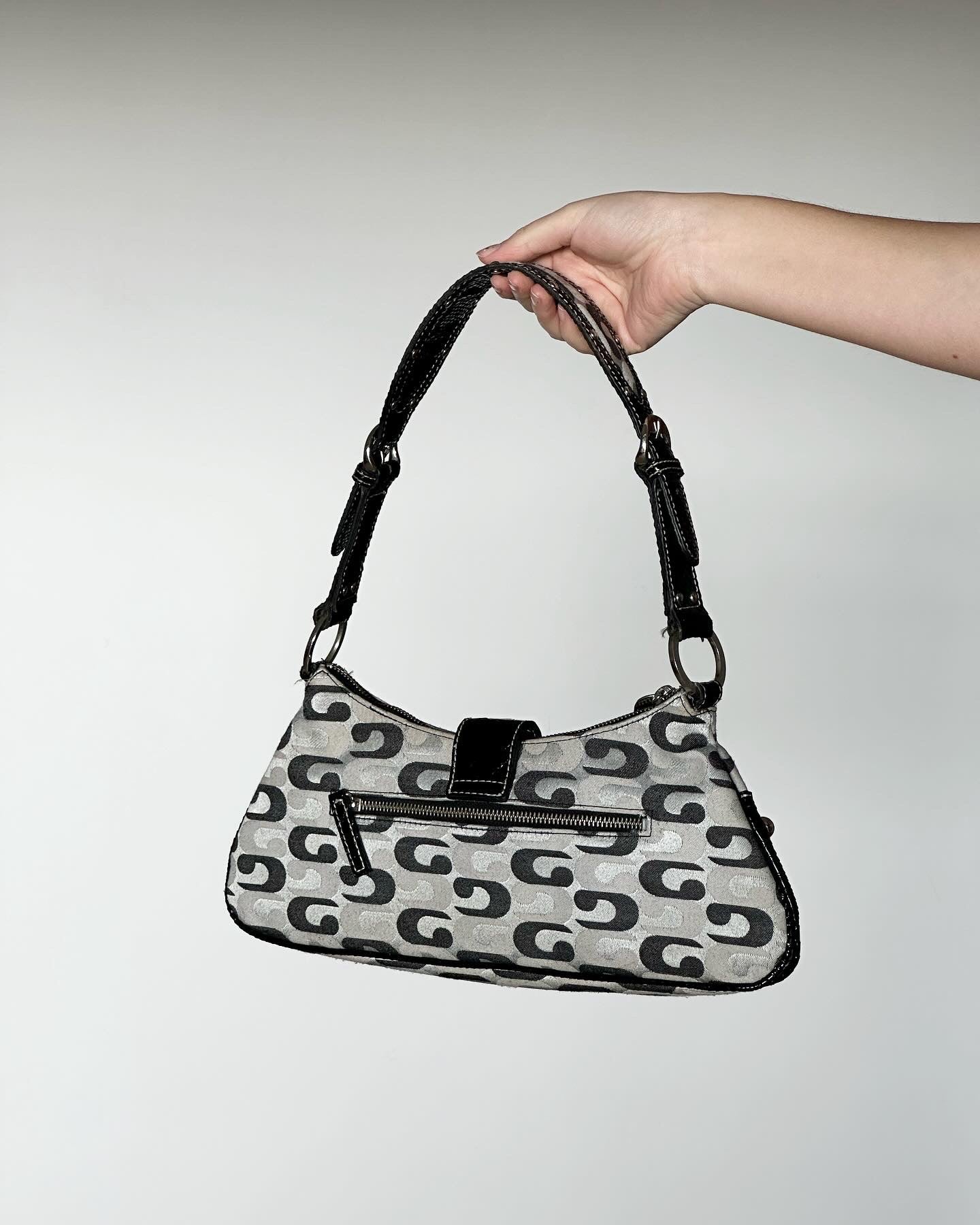 Super trendy vintage Guess bag with monogram print from 00s
