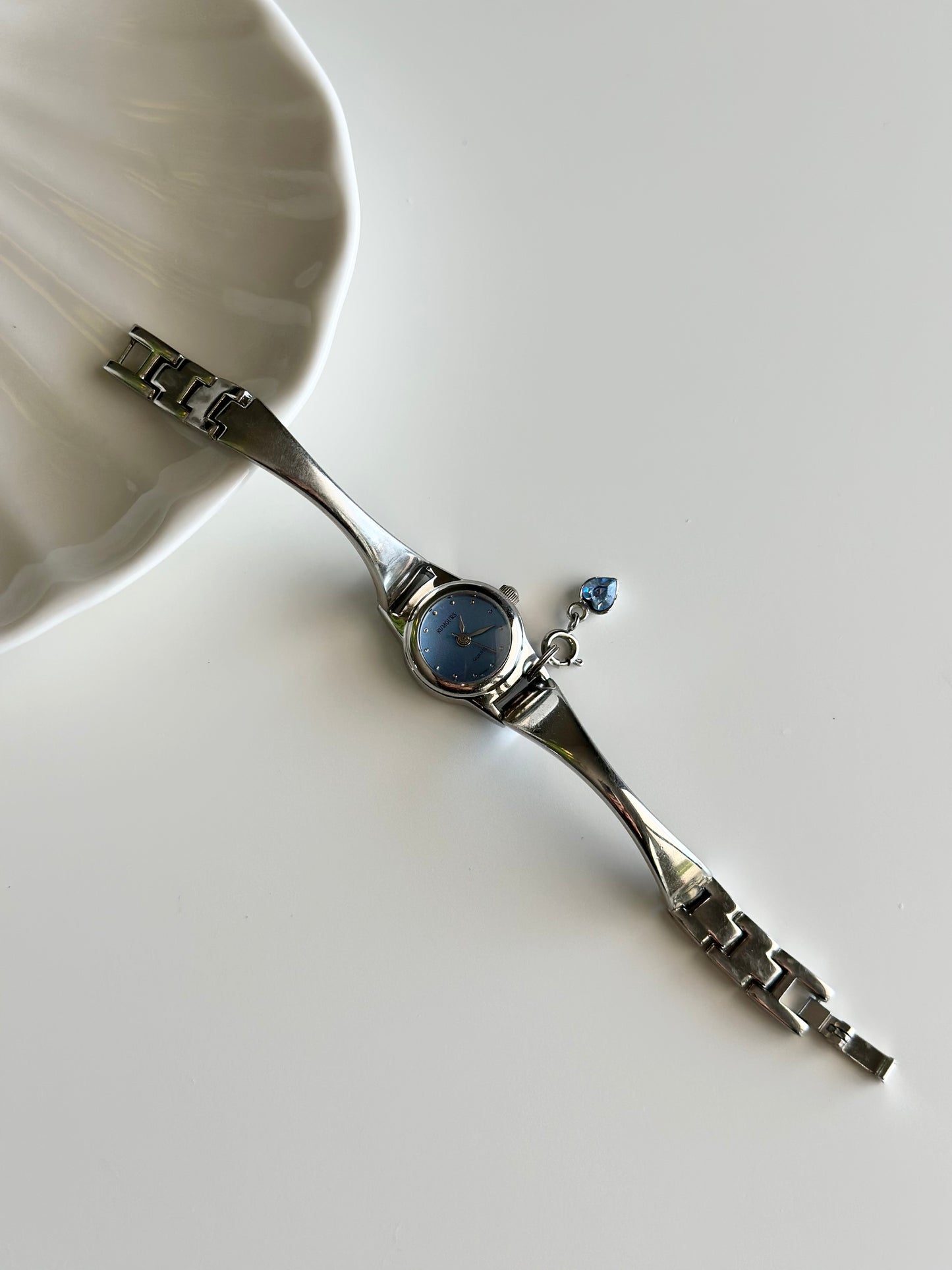 Elegant vintage silver-tone watch with a striking blue dial 🦋