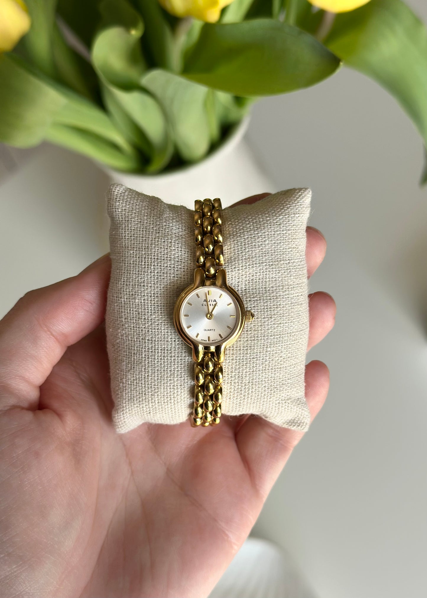 Incredible vintage gold-tone watch from the 1990s Avia Classic