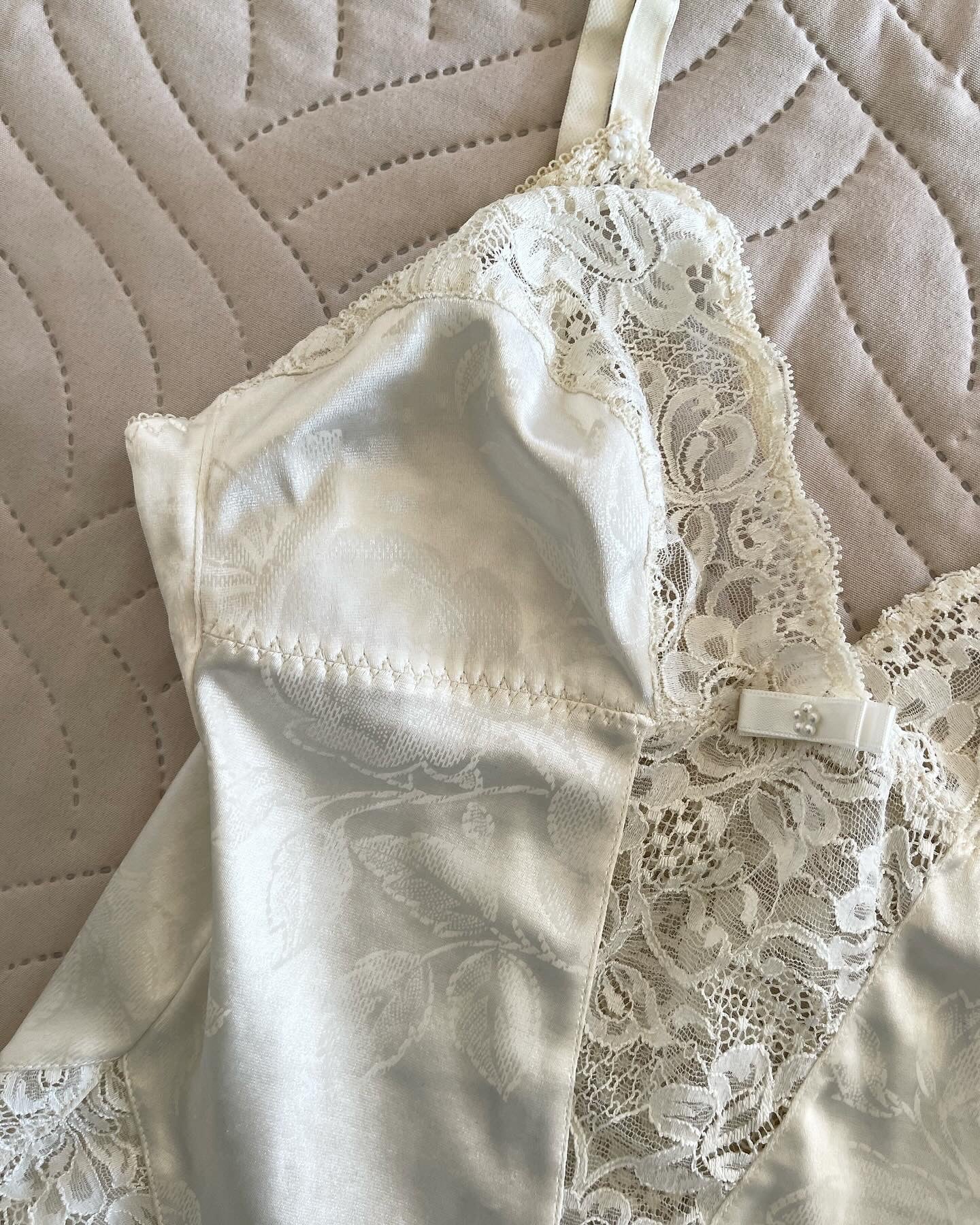 Lovely vintage bodysuit with lace details