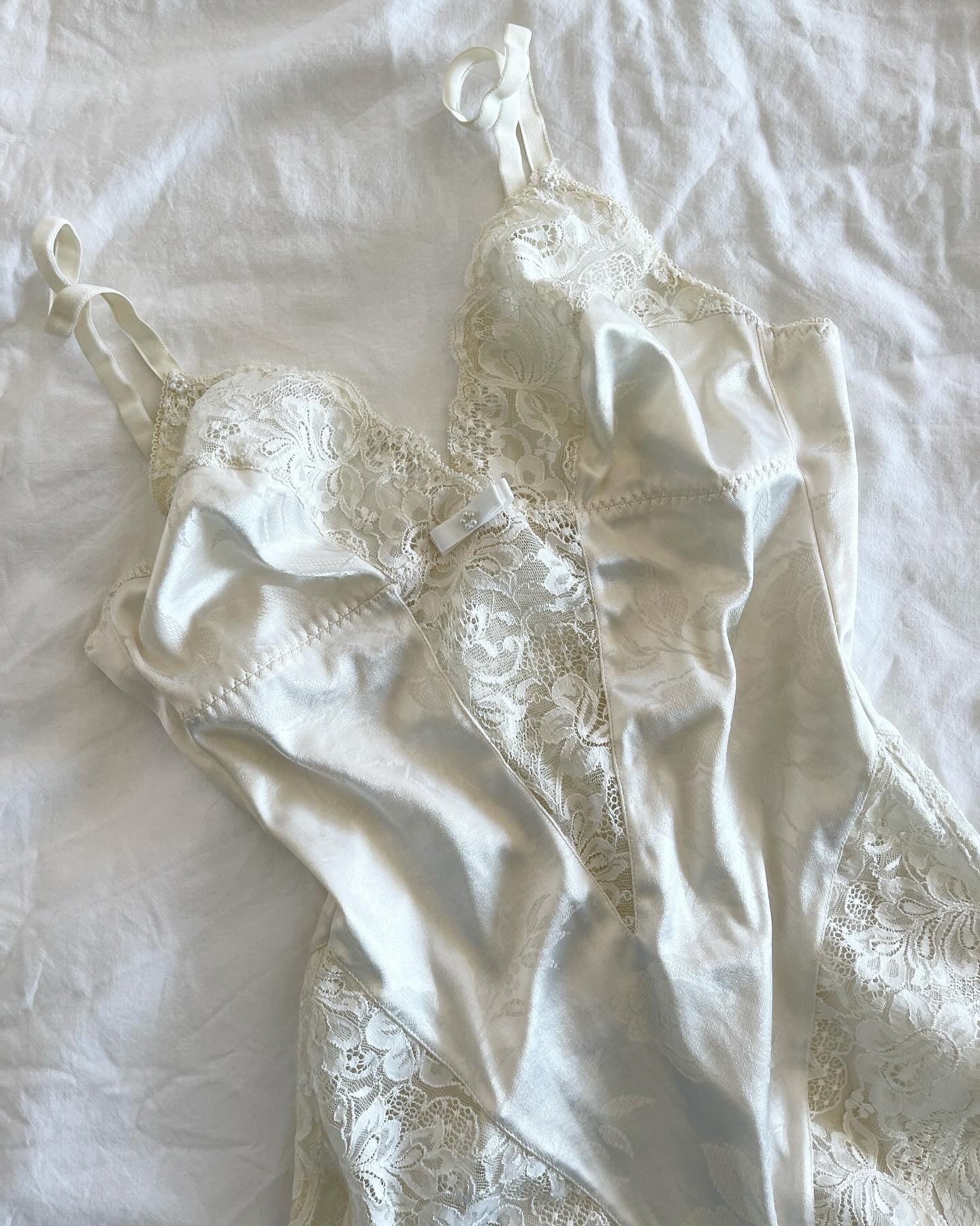 Lovely vintage bodysuit with lace details