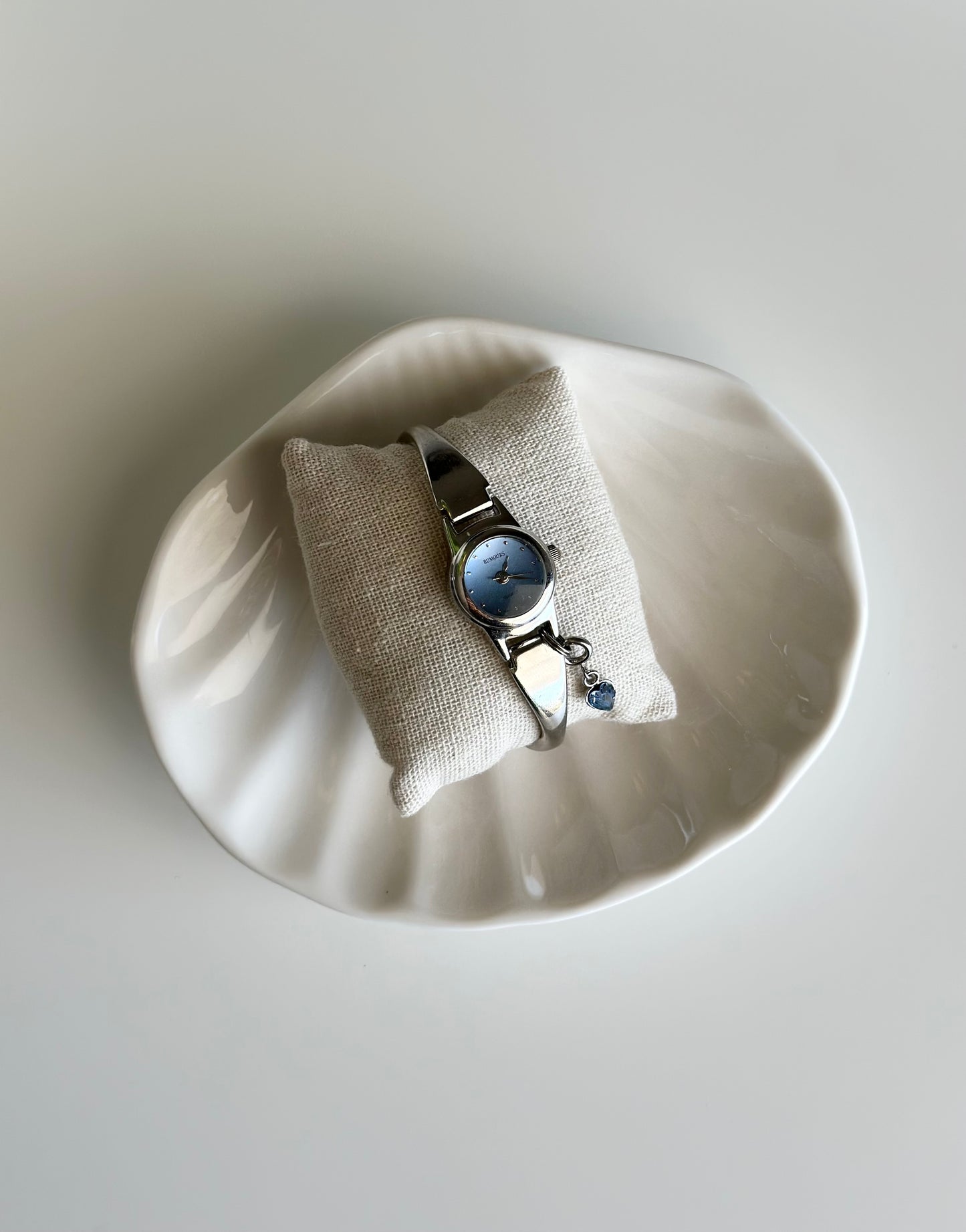 Elegant vintage silver-tone watch with a striking blue dial 🦋