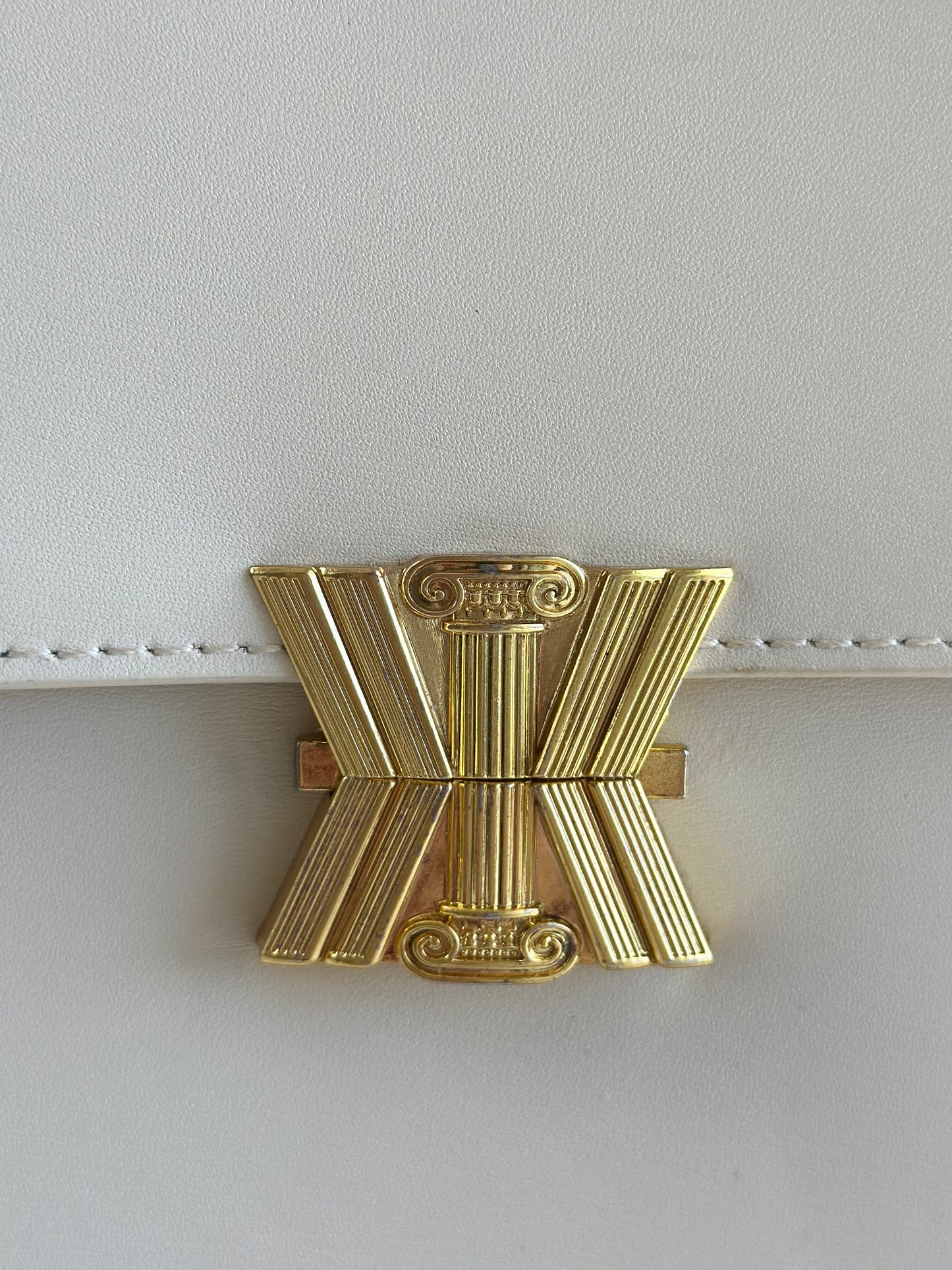 Elegant ivory leather handbag from Kassandre