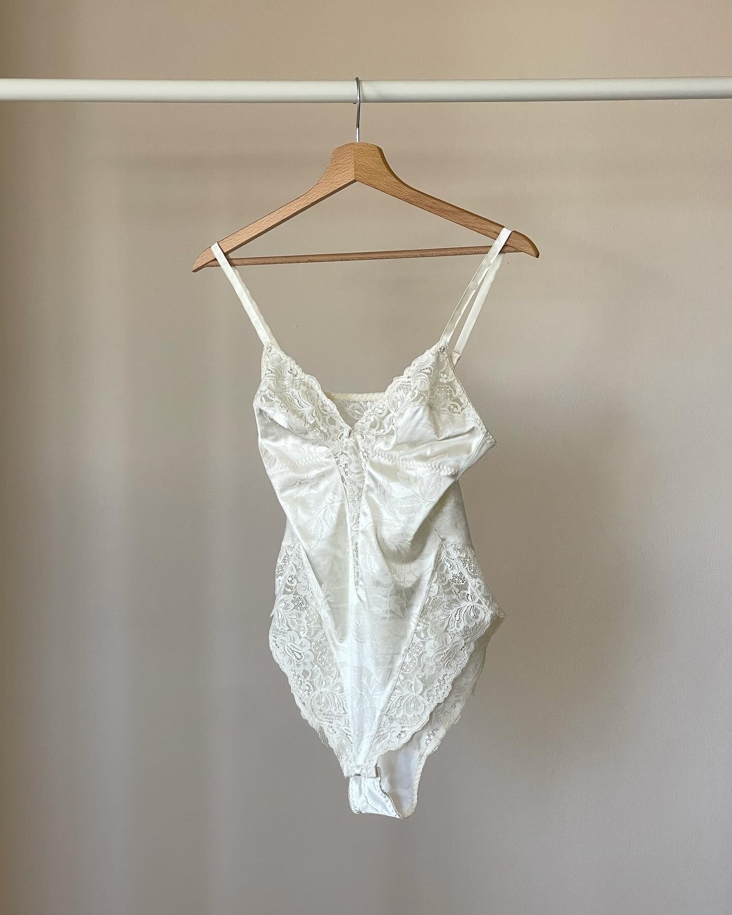 Lovely vintage bodysuit with lace details