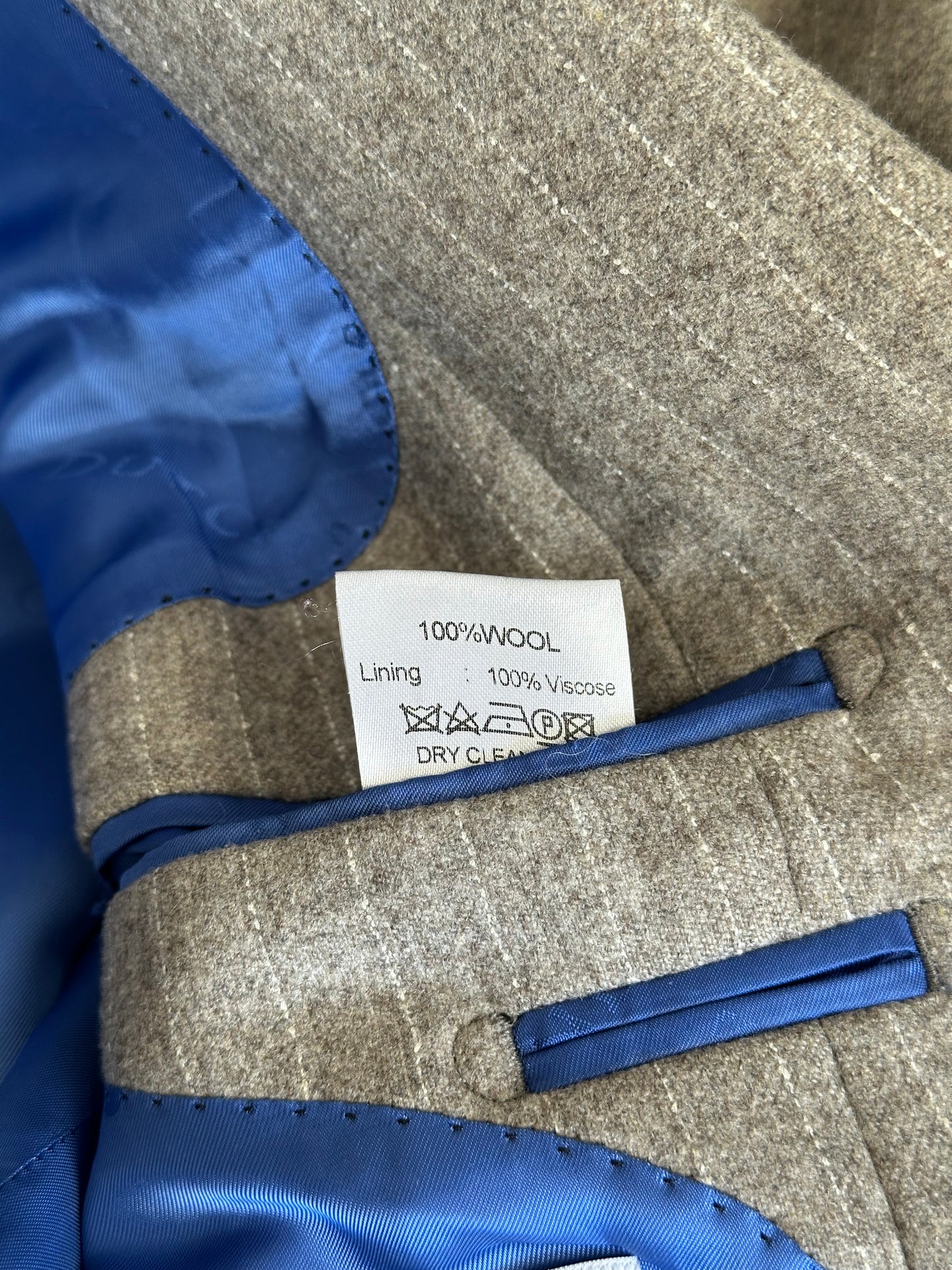 Timeless wool blazer with blue lining