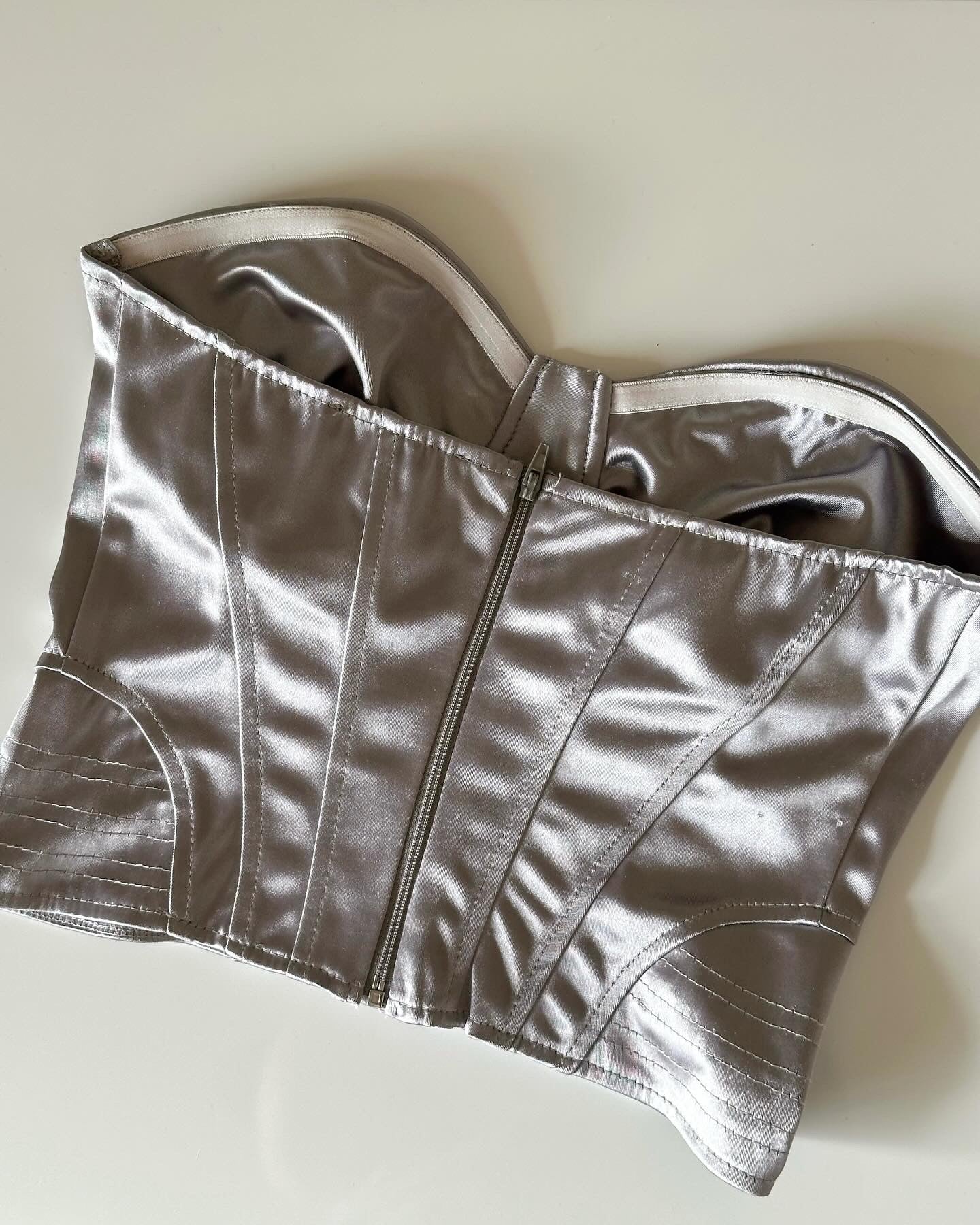 Lovely satin corset top in a beautiful grey color 🩶