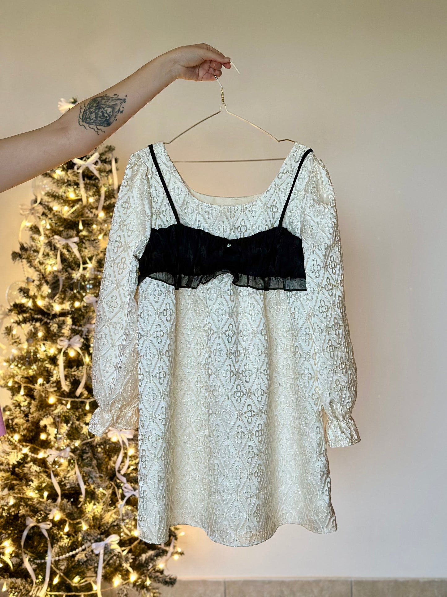Stunning mini vintage-inspired dress
✨