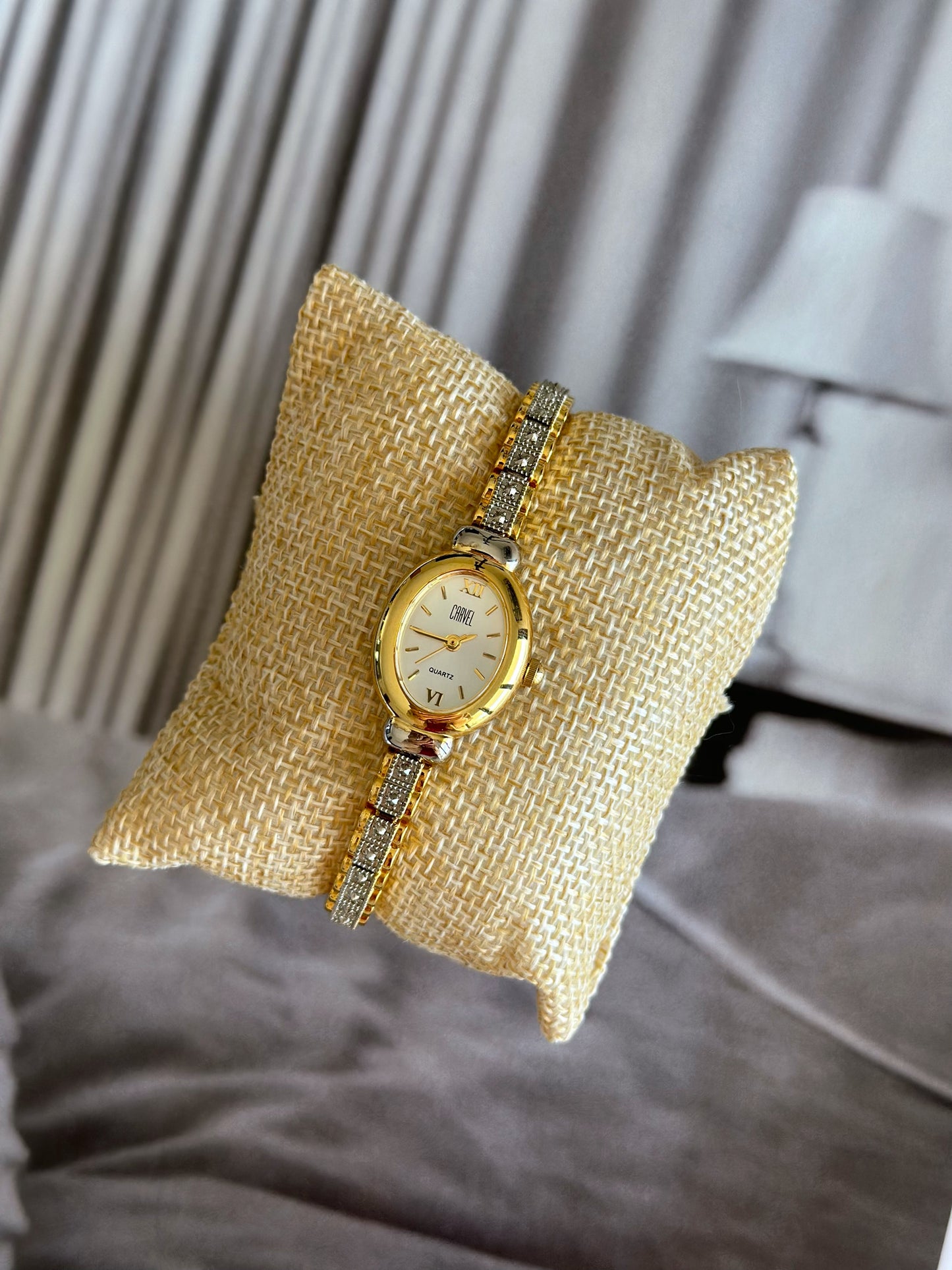 Charming two-toned vintage watch Carvel ✨